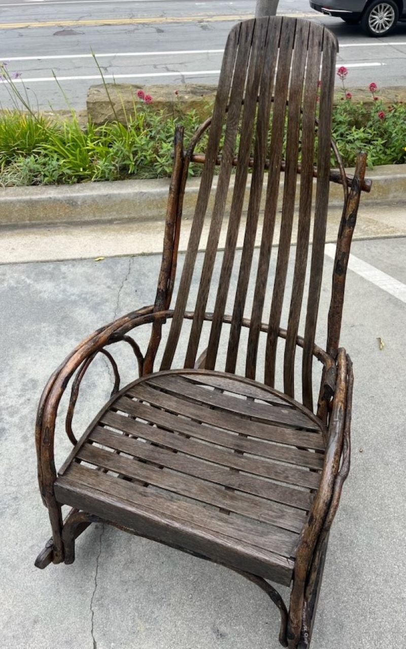 Americano Sedia a dondolo rustica in legno e ramoscello degli anni '20 di PA Hand Made in vendita