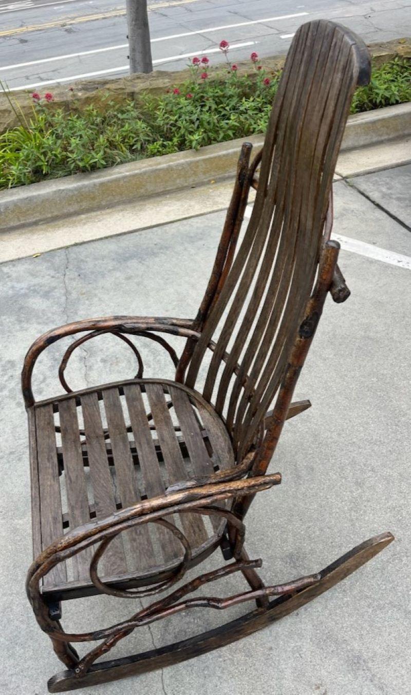 Fatto a mano Sedia a dondolo rustica in legno e ramoscello degli anni '20 di PA Hand Made in vendita