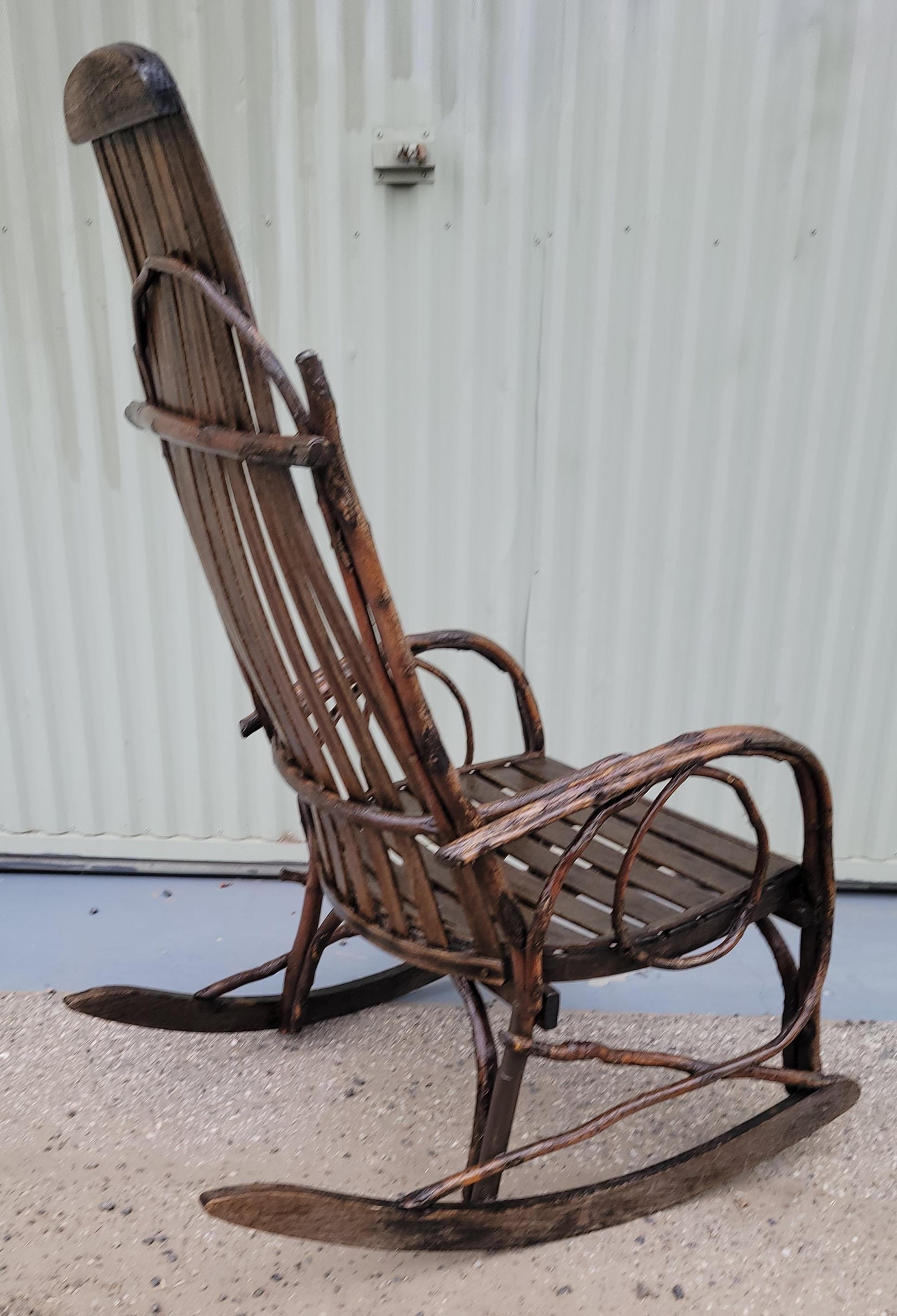 Sedia a dondolo rustica in legno e ramoscello degli anni '20 di PA Hand Made In condizioni buone in vendita a Los Angeles, CA