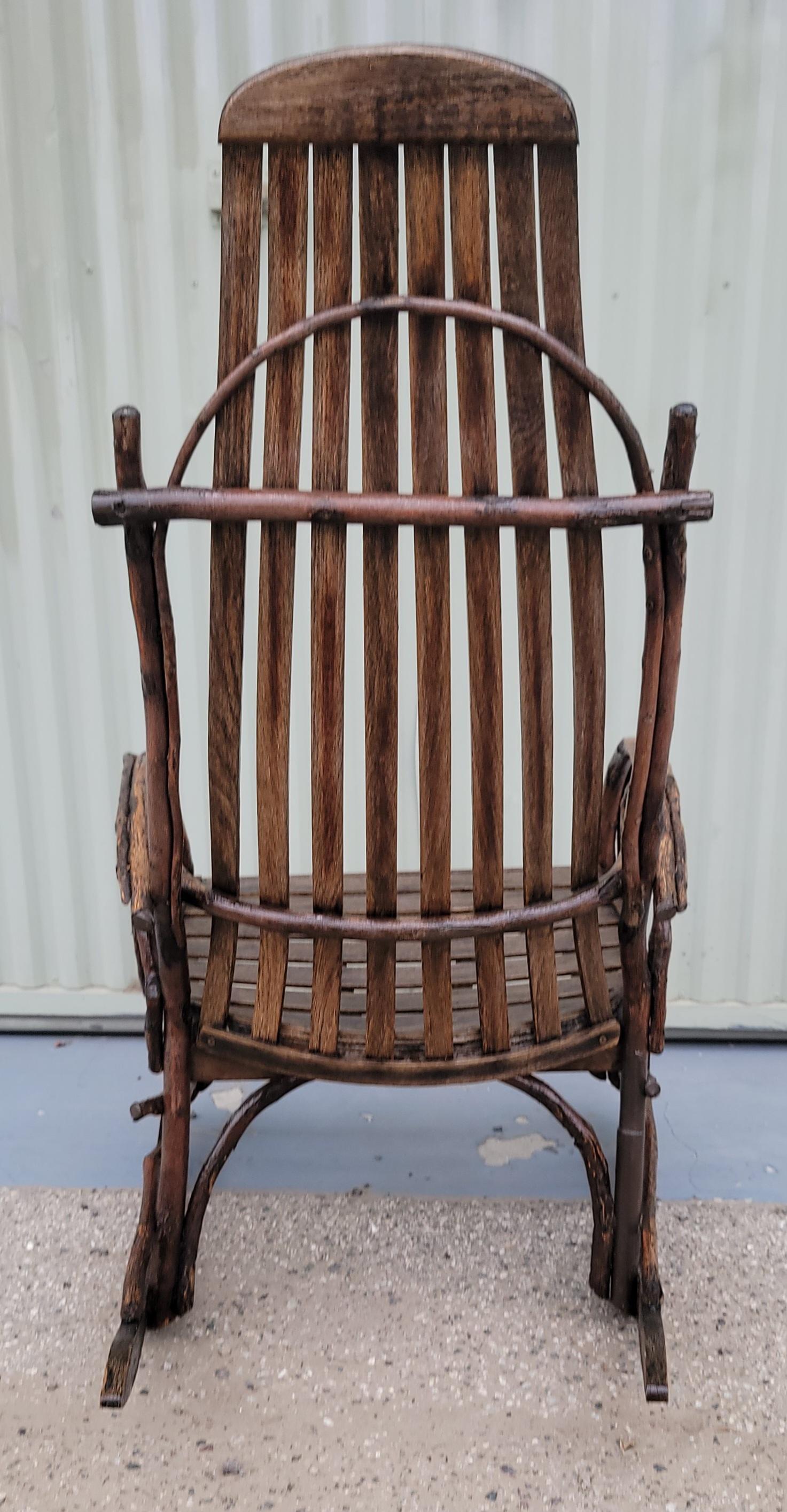Inizio XX secolo Sedia a dondolo rustica in legno e ramoscello degli anni '20 di PA Hand Made in vendita
