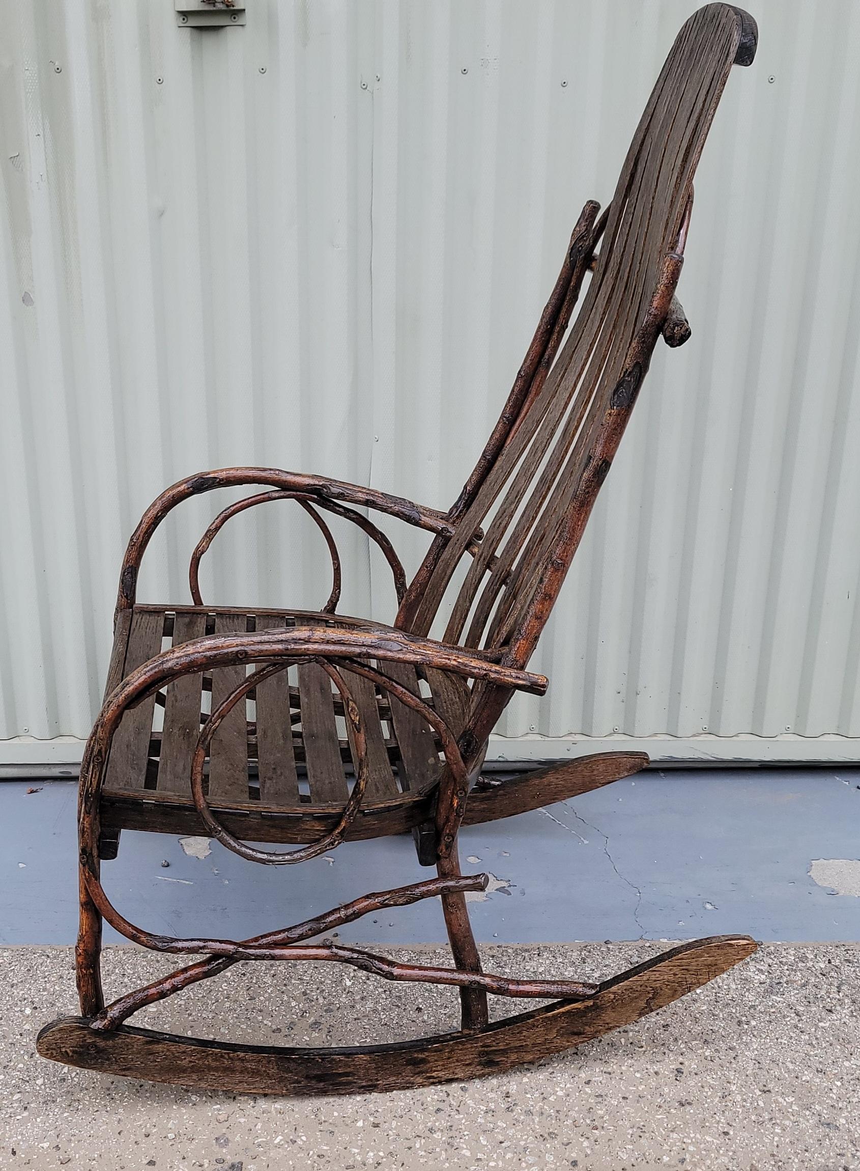 Noce americano Sedia a dondolo rustica in legno e ramoscello degli anni '20 di PA Hand Made in vendita