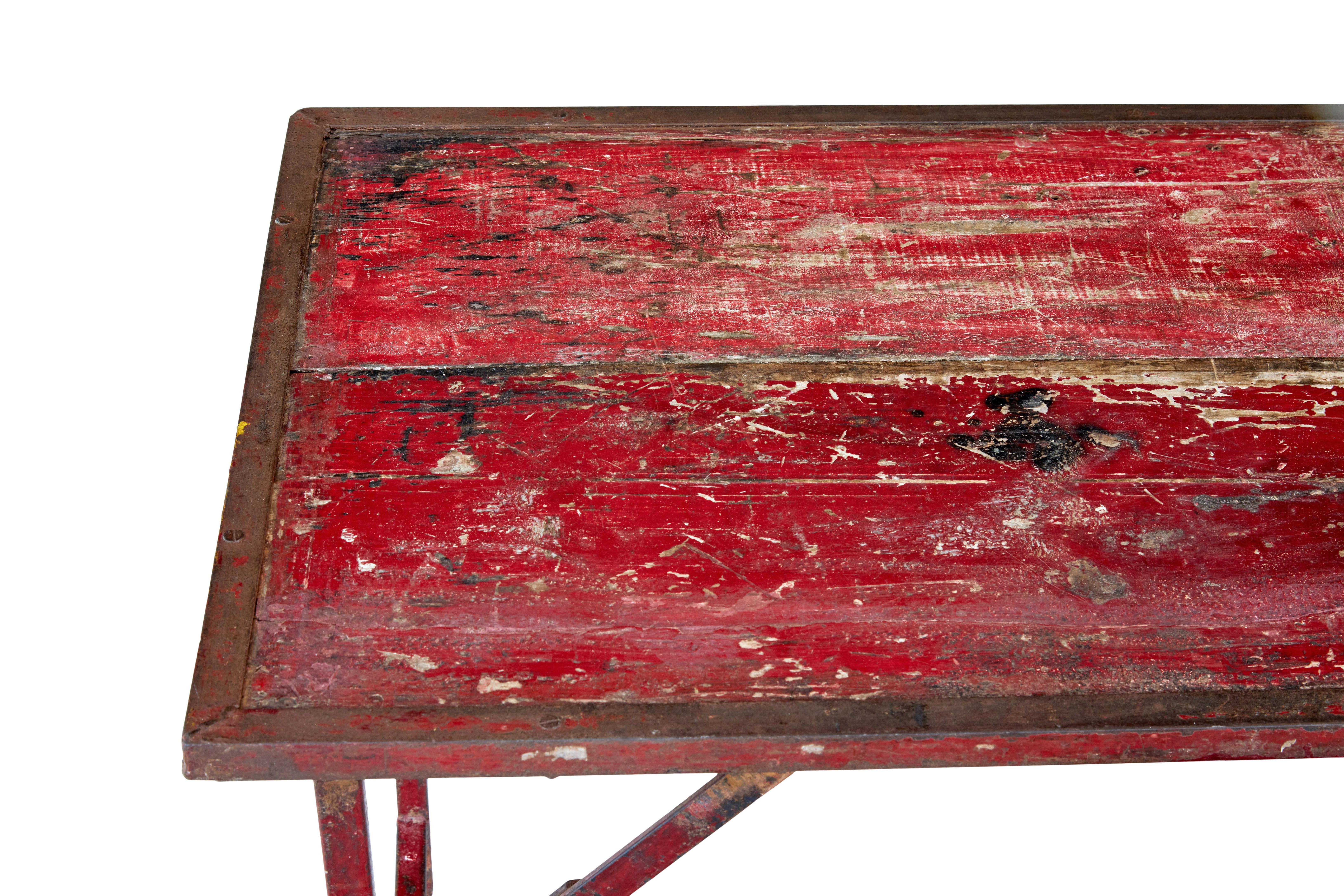 1920s' painted french pine and metal folding table circa 1920.

Beautiful and practical folding table in it's original paint.

Rectangular table top formed of 2 planks in metal frame, supported by a pair of foldable steel tubular legs.  Original
