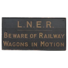 Panneau de chemin de fer nord-est de Londres en bois peint des années 1920