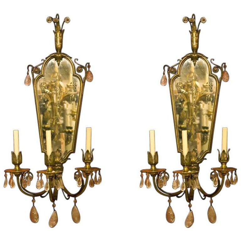 Paar gespiegelte Bronzeguß-Konsolen mit drei Lichtern und Kristallen (amerikanisch) im Angebot