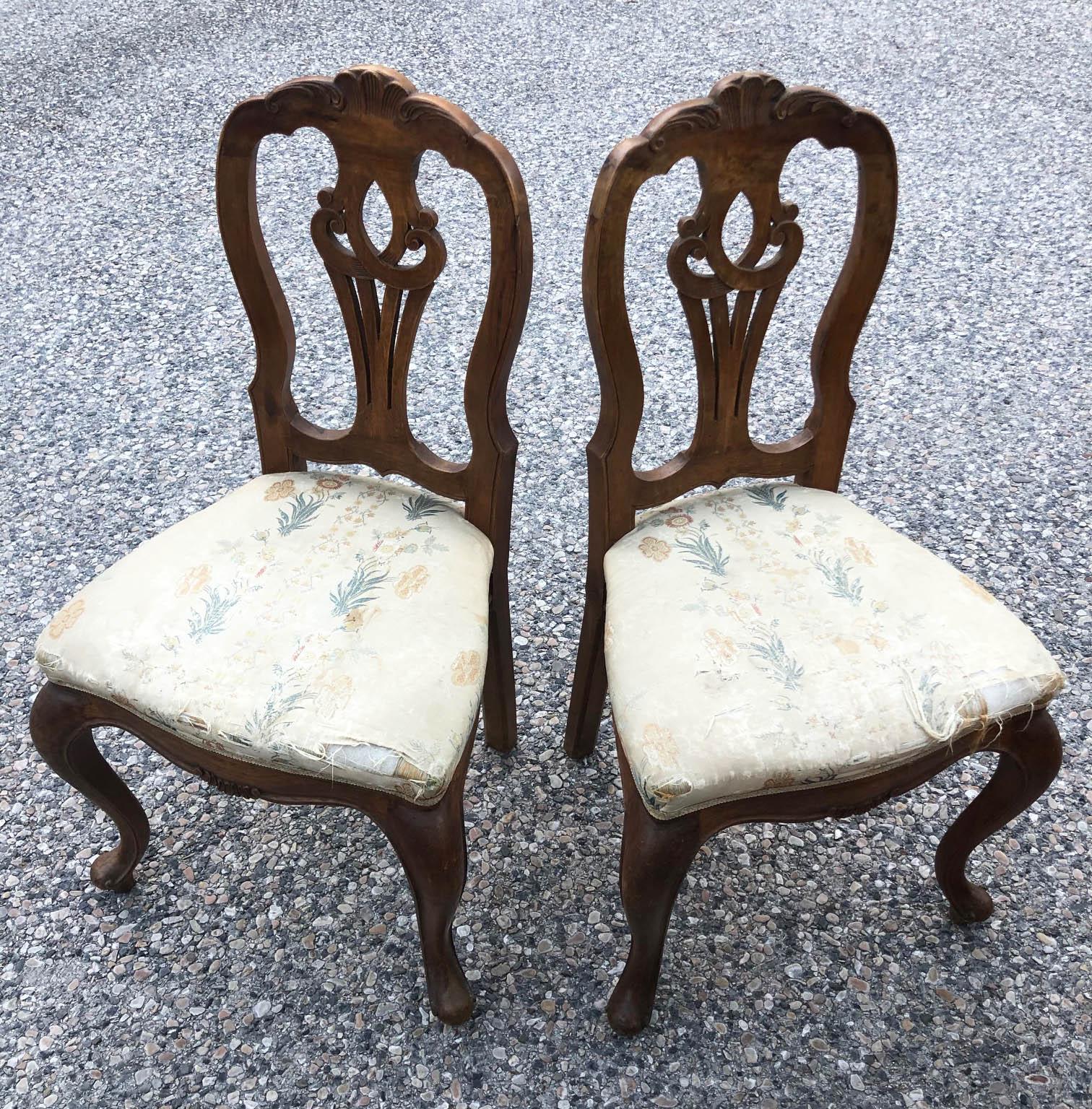 1920s pair of armchairs in solid walnut, with upholstery to be redone, very elegant and heavy.
They will be delivered in a specific wooden case for export, packed in bubble wrap.
Comes from an old country house in the Florence area of Tuscany.
The