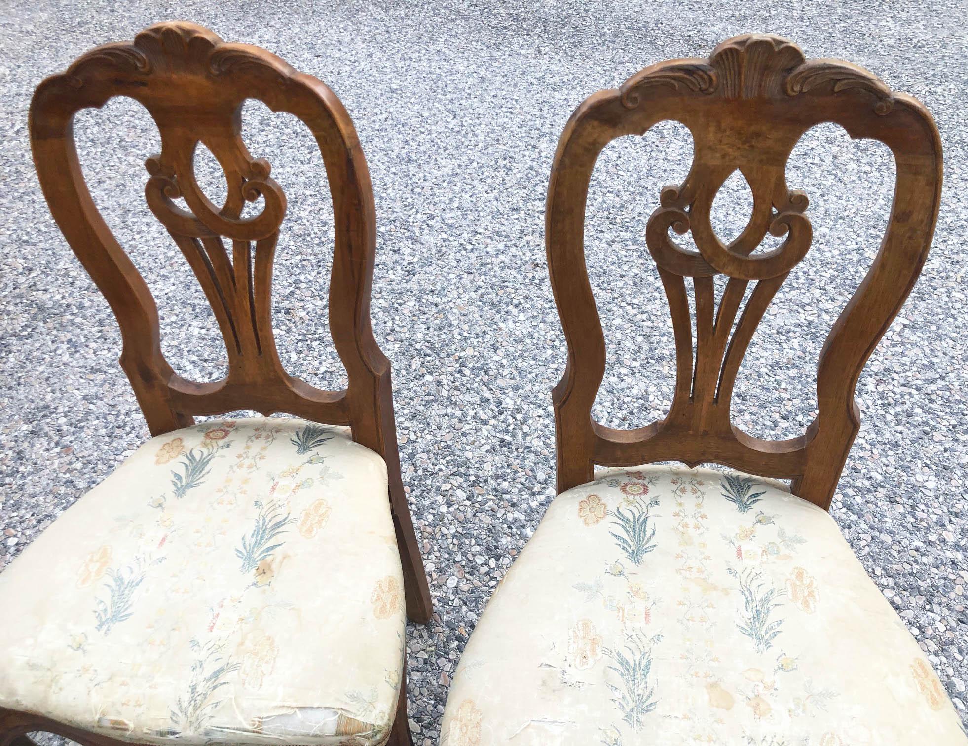 Début du 20ème siècle  Paire de fauteuils en noyer massif, avec tapisserie à refaire Elegant en vente