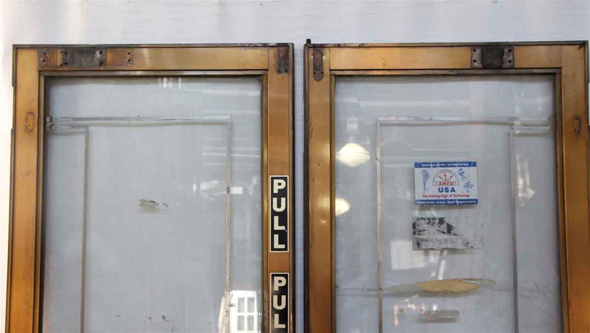bronzetüren aus den 1920er Jahren mit einer großen Glasscheibe in der Mitte aus einer Lobby in Manhattan. Der Preis gilt für ein Paar. Diese können Sie an unserem Standort 400 Gilligan St. in Scranton (Pennsylvania) besichtigen.