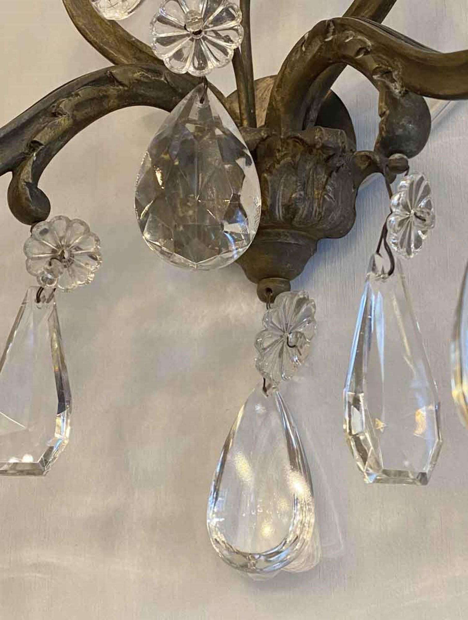 1920s Pair of Elegant French Wall Sconces in Bronze with Complementary Crystals In Good Condition In New York, NY