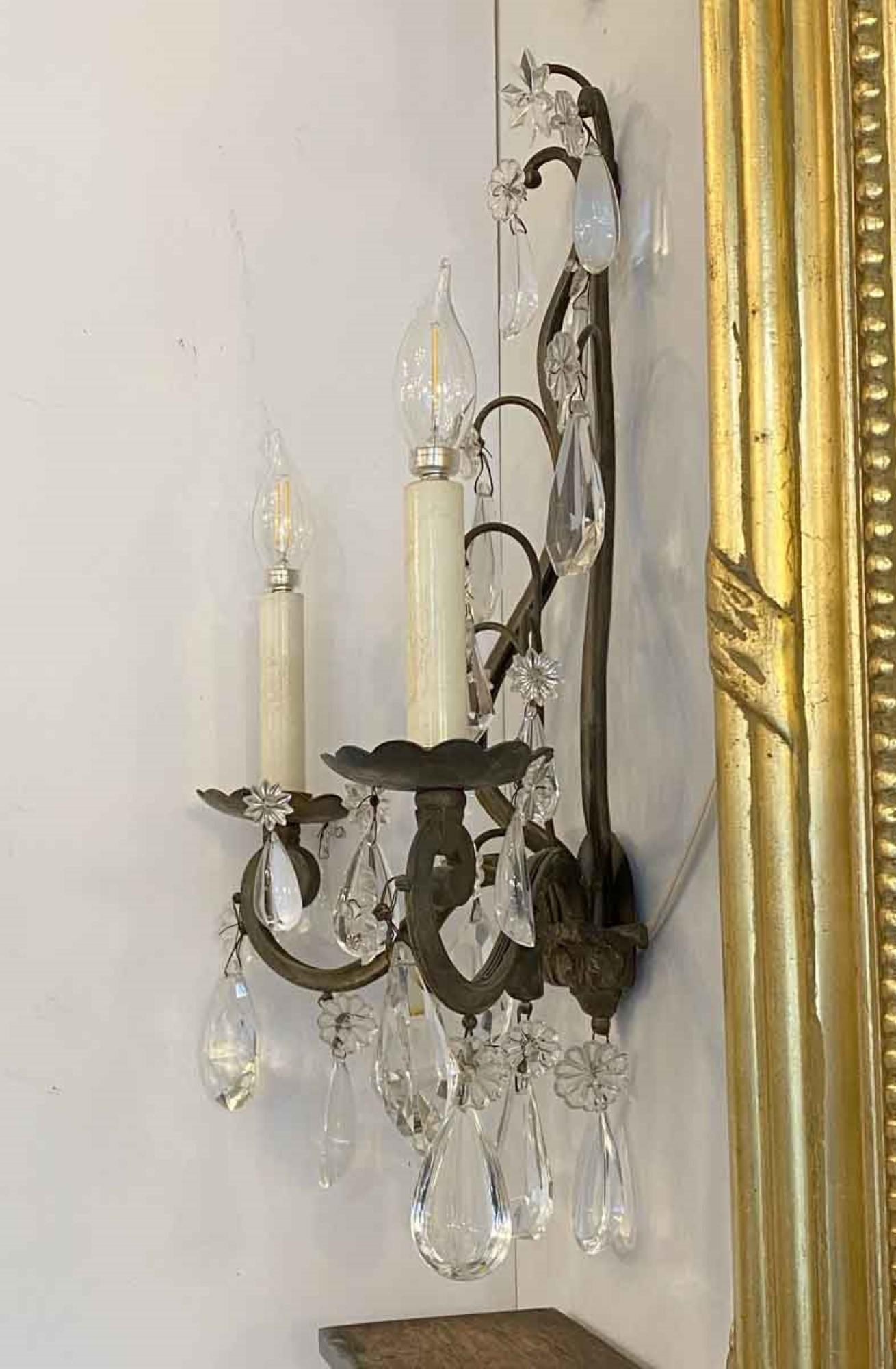 20th Century 1920s Pair of Elegant French Wall Sconces in Bronze with Complementary Crystals