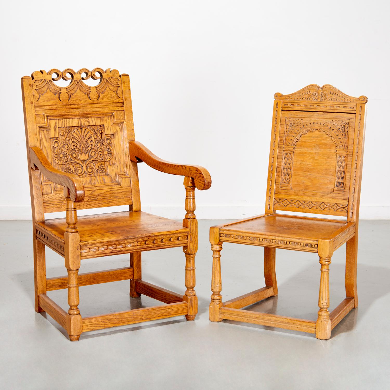 Coppia di sedie inglesi intagliate in quercia dorata, inizio XX secolo

Un'impressionante coppia di sedie inglesi intagliate in quercia dorata, con un audace design in stile revival giacobiano e dettagliati motivi intagliati a mano. La poltrona