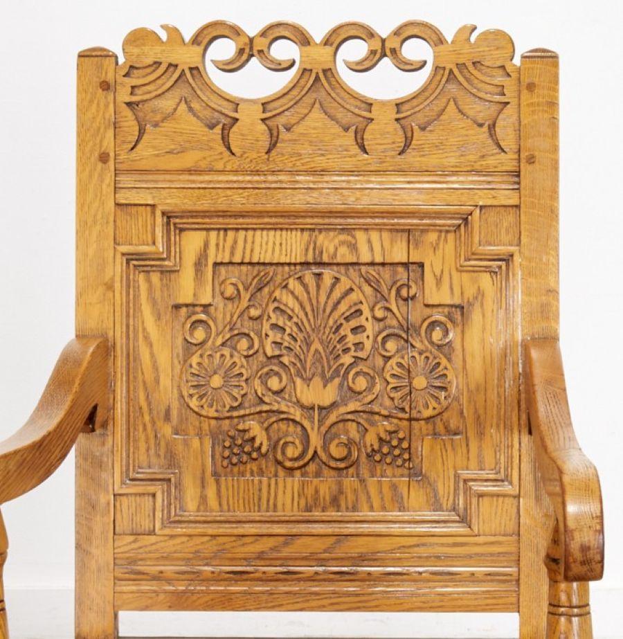 Giacobiano Coppia di sedie inglesi del 1920 in stile revival giacobiano intagliate in Oak Oak in vendita