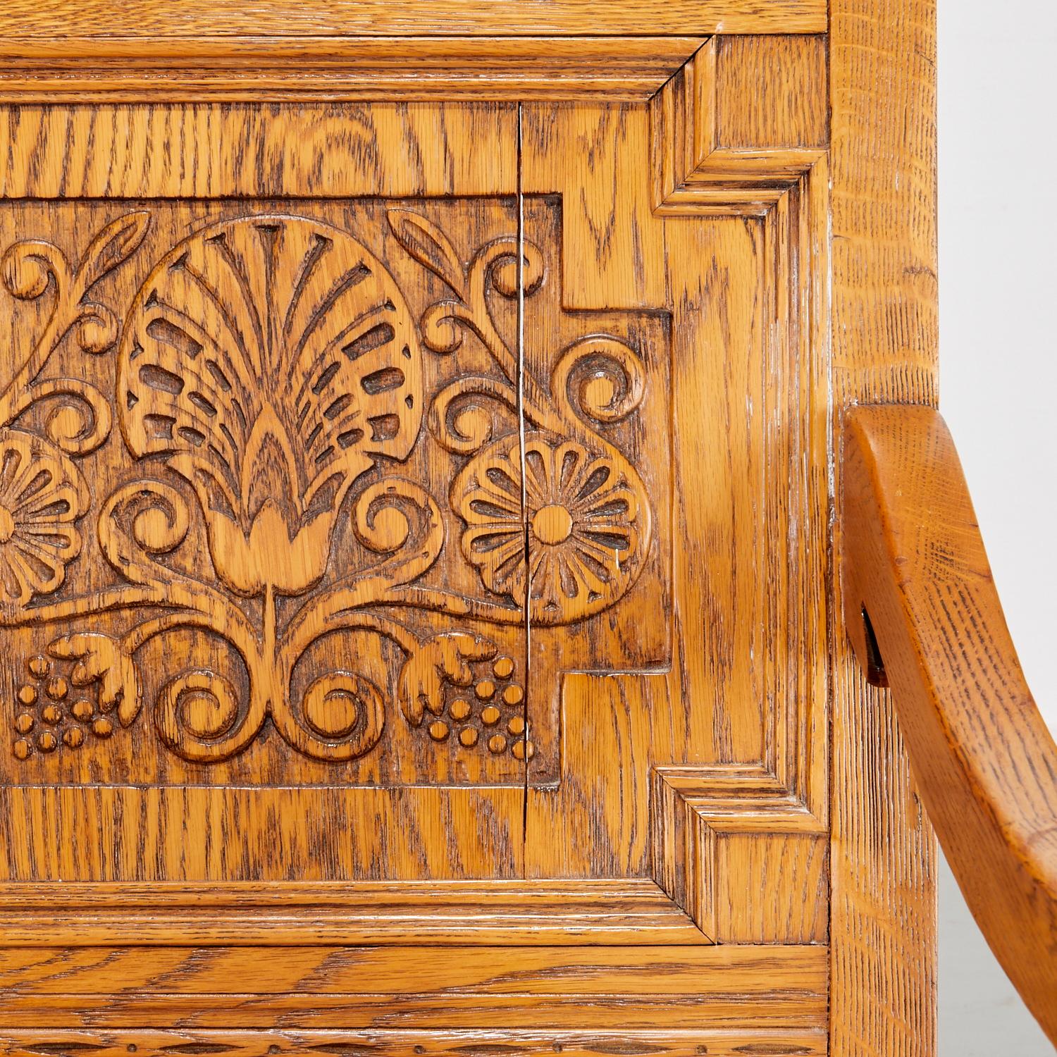 Intagliato a mano Coppia di sedie inglesi del 1920 in stile revival giacobiano intagliate in Oak Oak in vendita