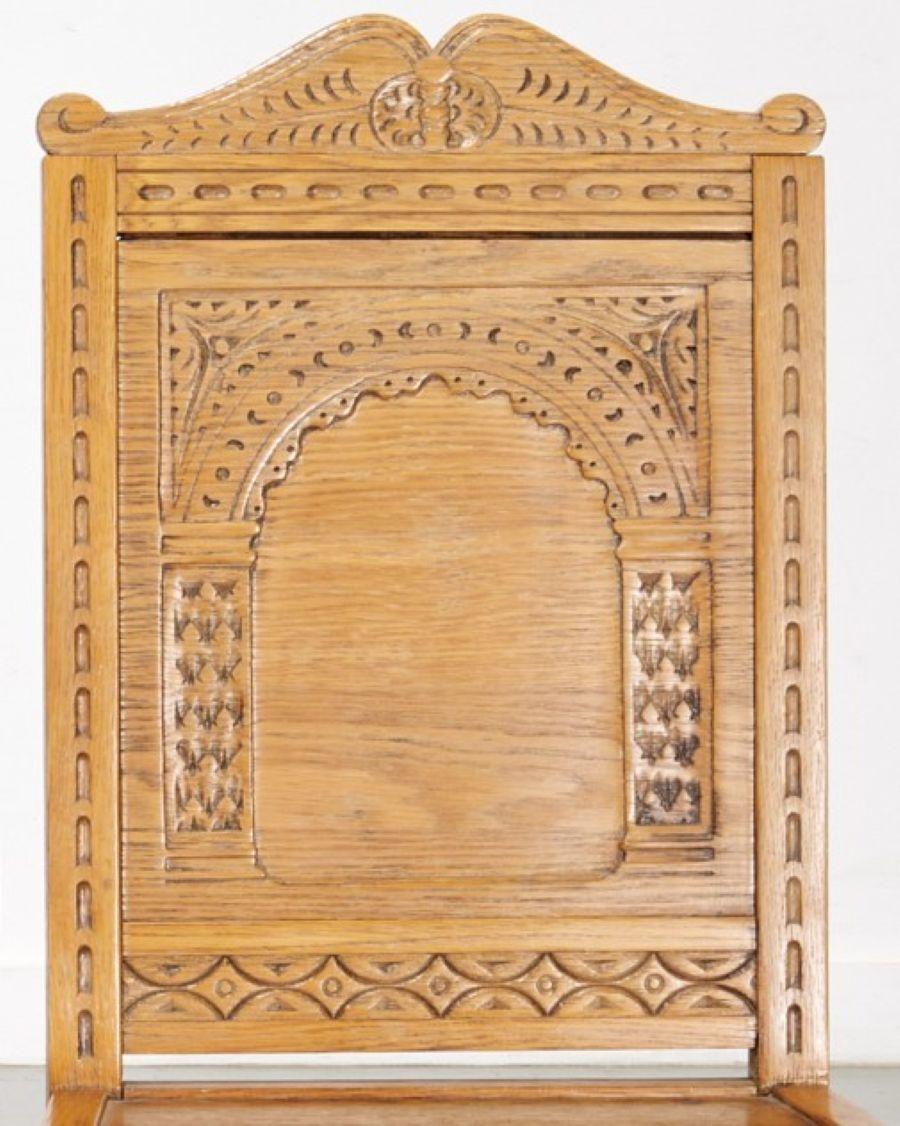 Inizio XX secolo Coppia di sedie inglesi del 1920 in stile revival giacobiano intagliate in Oak Oak in vendita