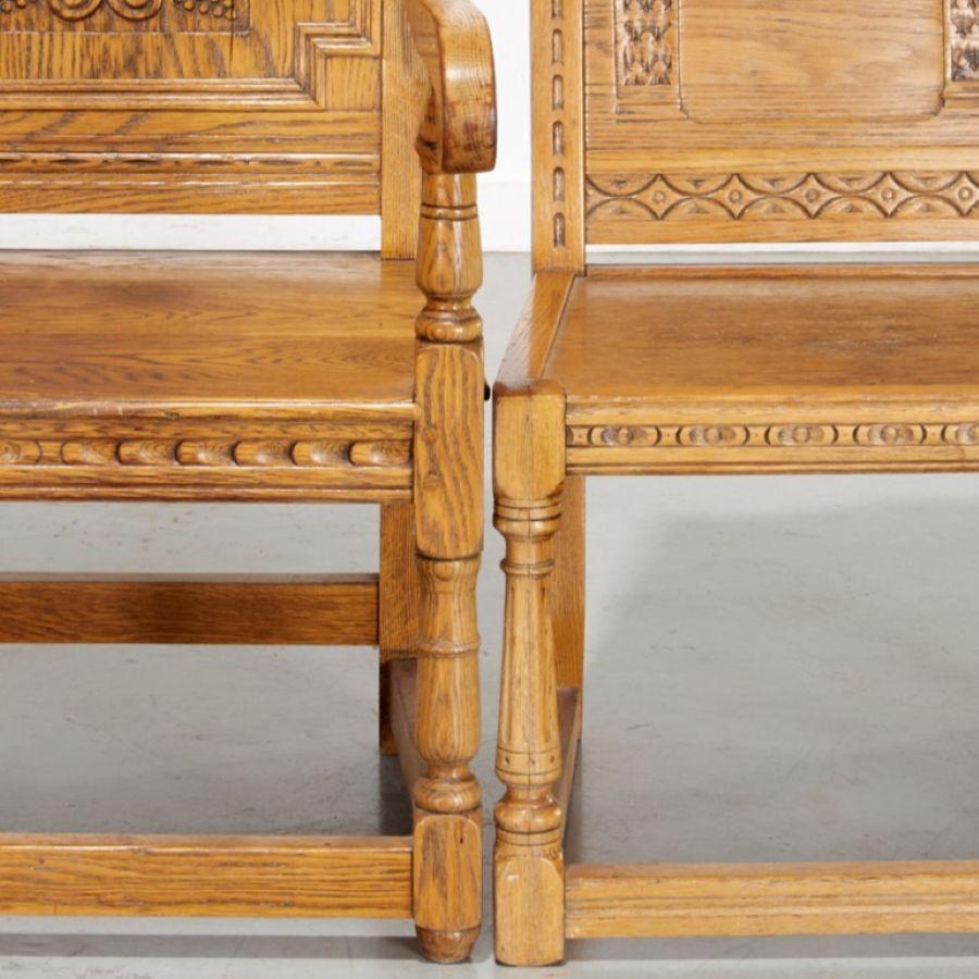 Quercia Coppia di sedie inglesi del 1920 in stile revival giacobiano intagliate in Oak Oak in vendita