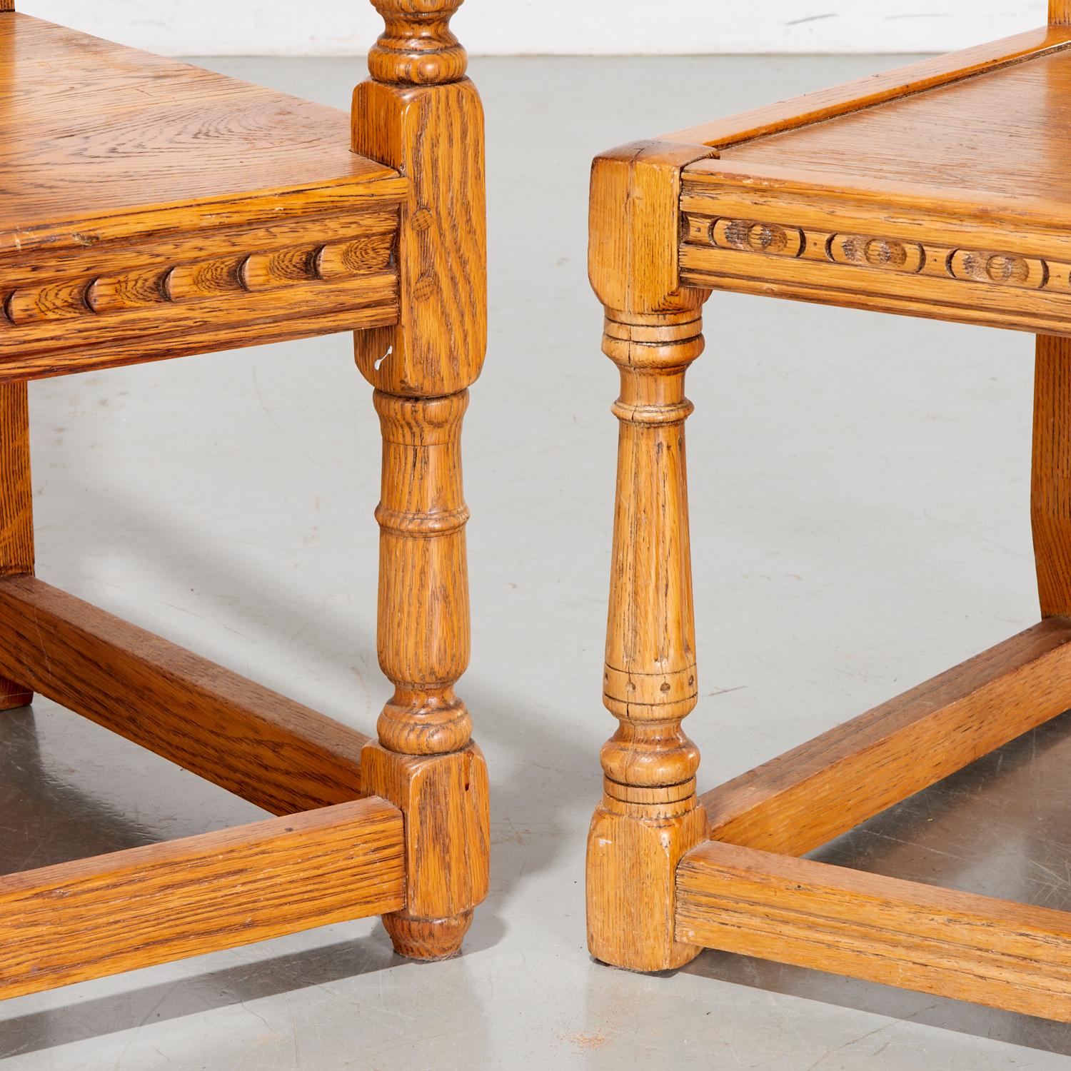 Coppia di sedie inglesi del 1920 in stile revival giacobiano intagliate in Oak Oak in vendita 1