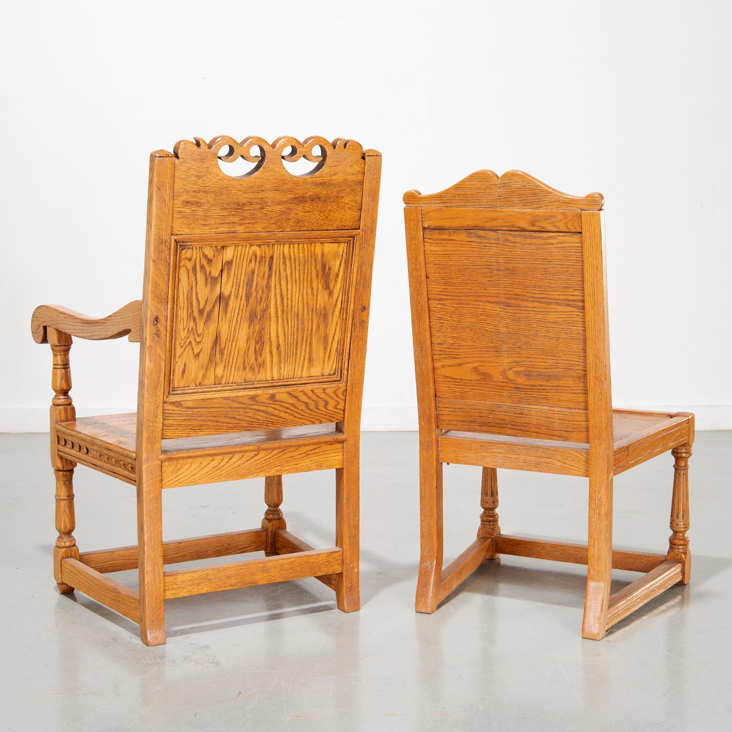 Coppia di sedie inglesi del 1920 in stile revival giacobiano intagliate in Oak Oak in vendita 2