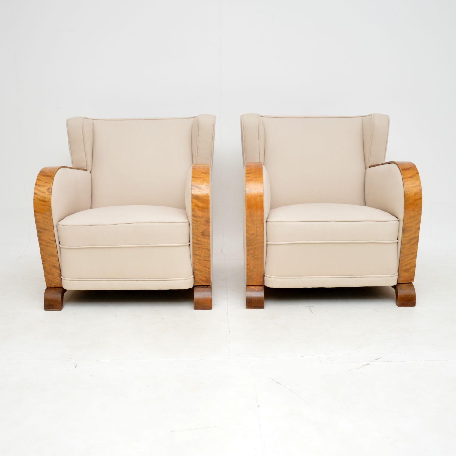 Ein hervorragendes Paar originaler Art-Déco-Sessel aus satinierter Birke. Wir haben sie aus Schweden mitgebracht, aber wir glauben, dass sie in Finnland hergestellt wurden, und sie stammen aus den 1920-30er Jahren.

Die Qualität ist hervorragend,
