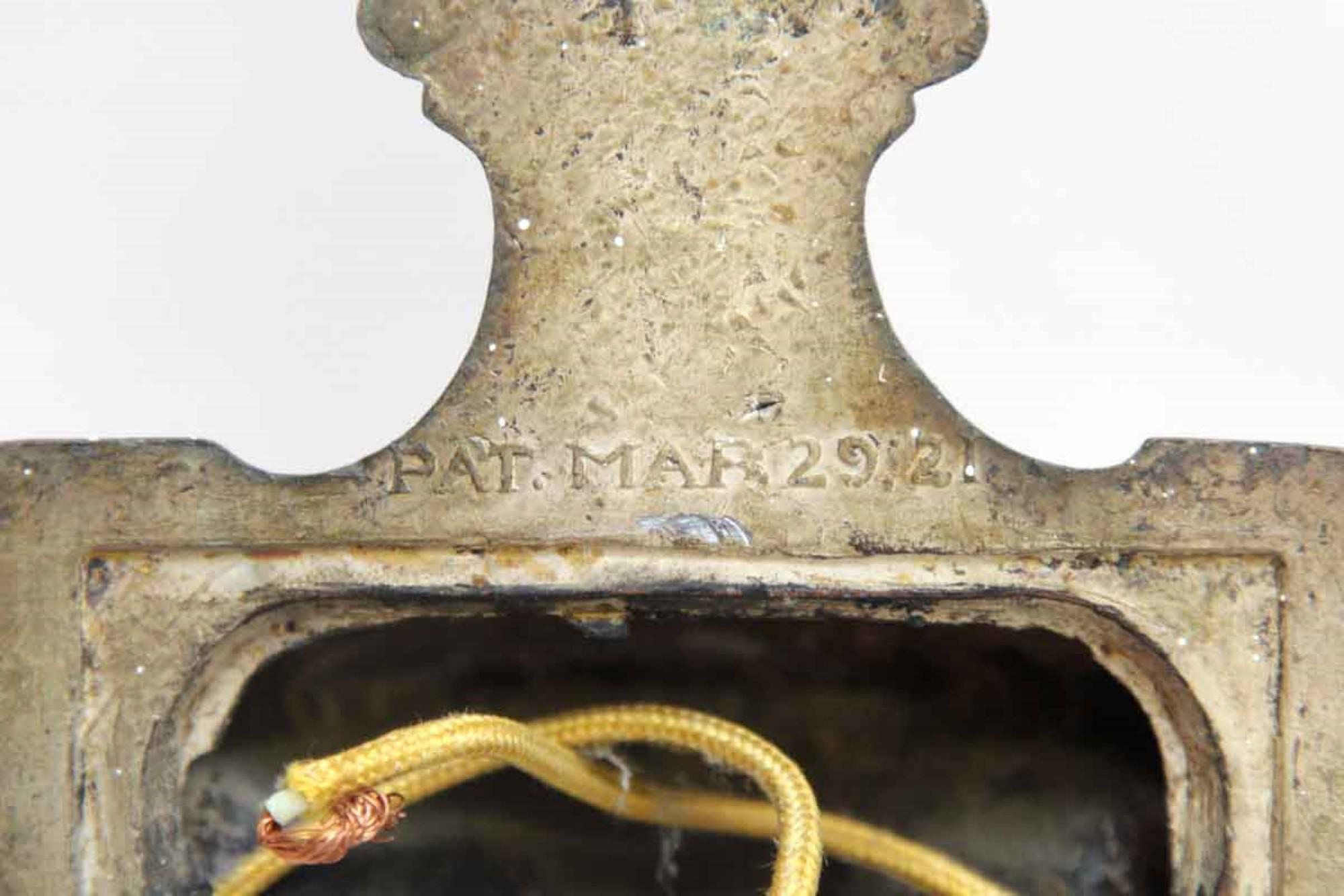 Métal Paire d'appliques néoclassiques en laiton argenté des années 1920 avec urne grecque et Key Detail