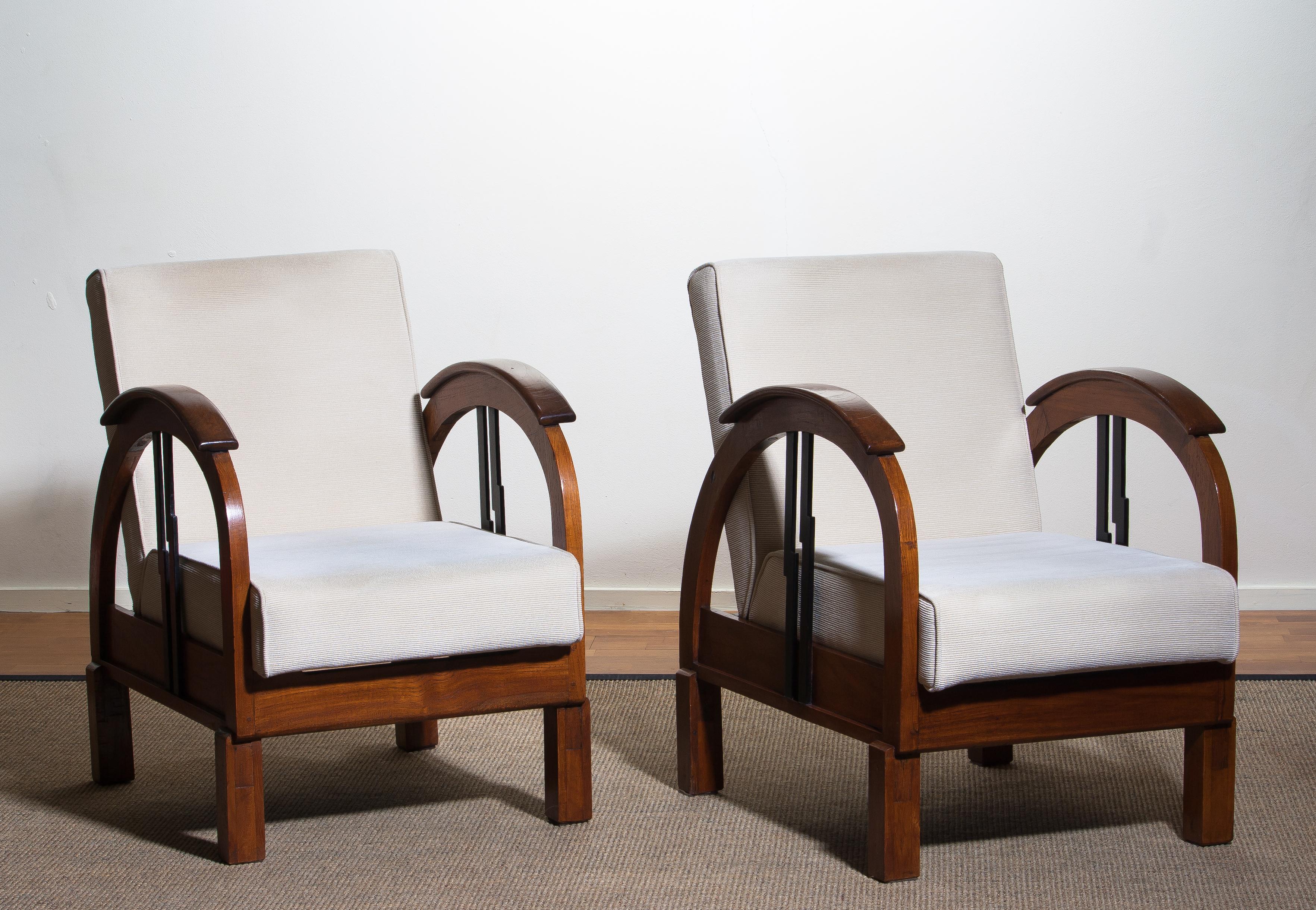 Beautiful pair of Art Deco club lounge armchairs .
The chairs are made of oak with a later off-white corded fabric.
They are both in wonderful condition.