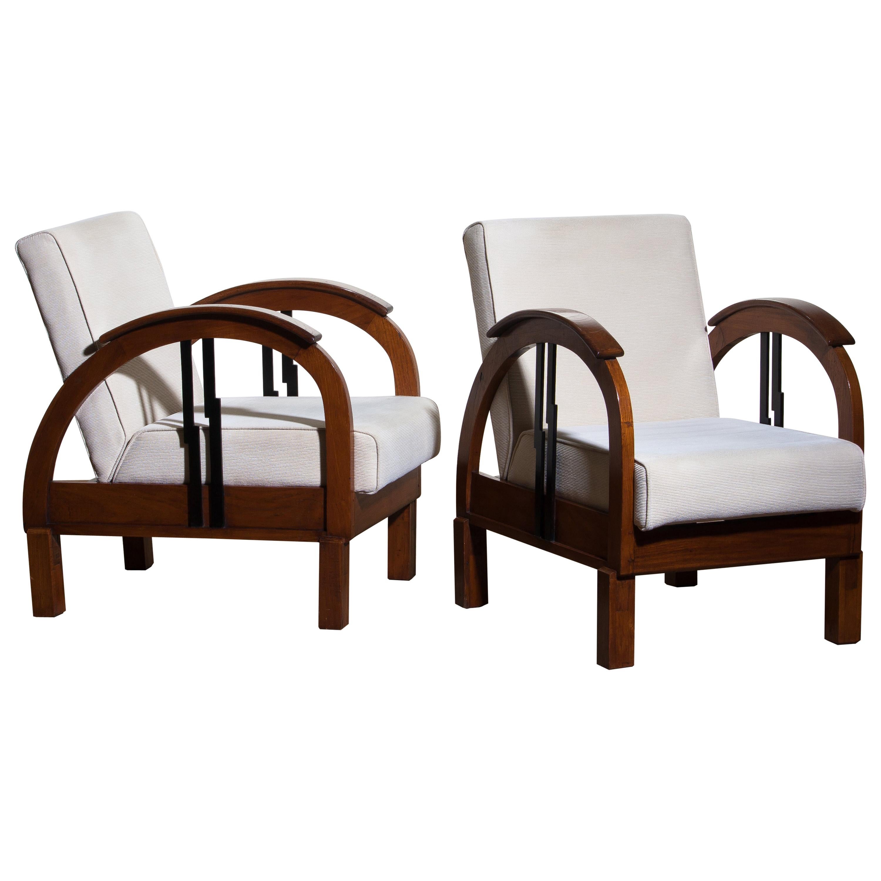 Beautiful pair of Art Deco club lounge armchairs.
The chairs are made of oak with a later off-white corded fabric.
They are both in wonderful condition.