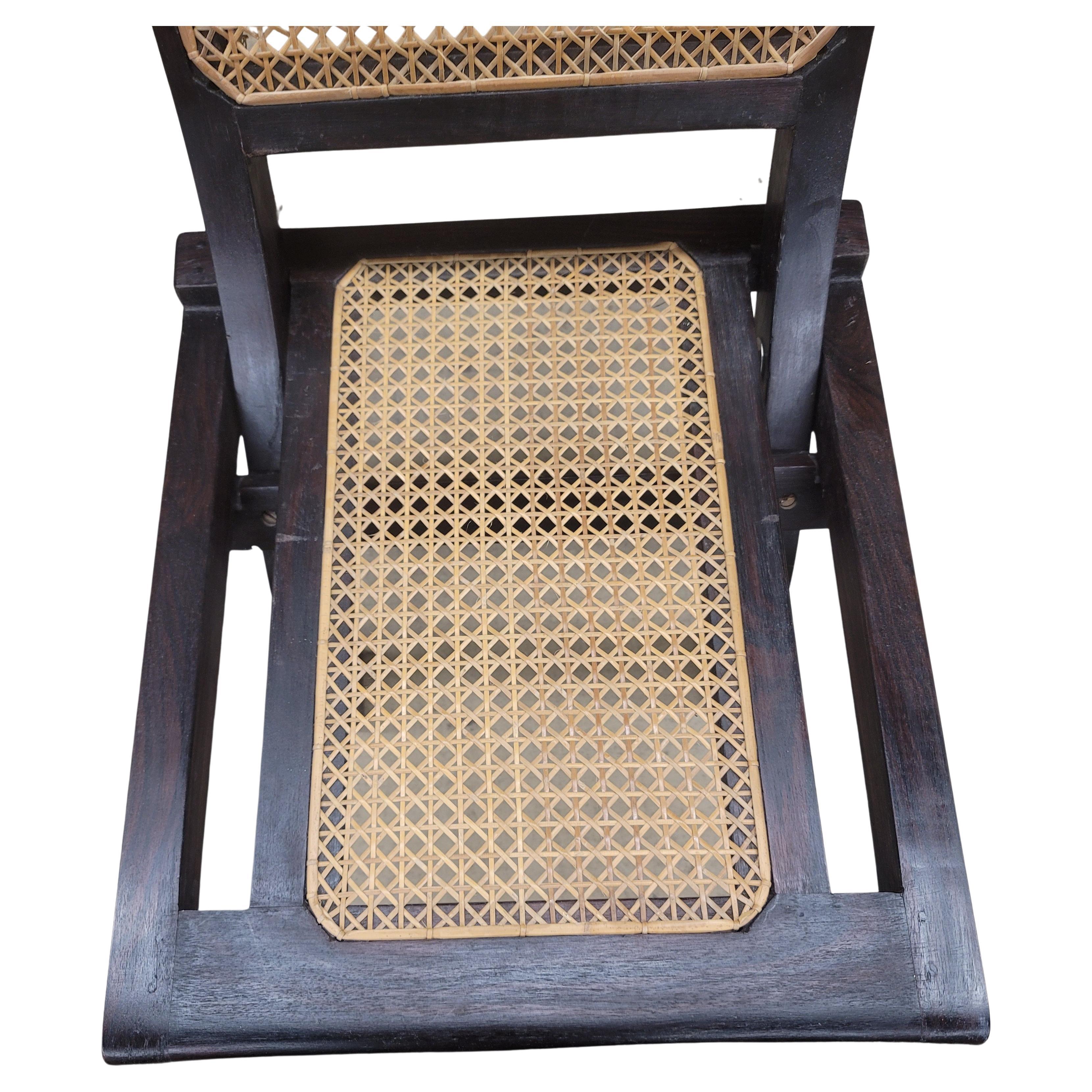 Une paire de chaises longues pliantes de Foldes qui évoque le romantisme d'un voyage en bateau dans les années 1920 à travers l'océan Indien. Aussi élégantes que pratiques, ces chaises de salon, de patio ou de terrasse portables présentent des