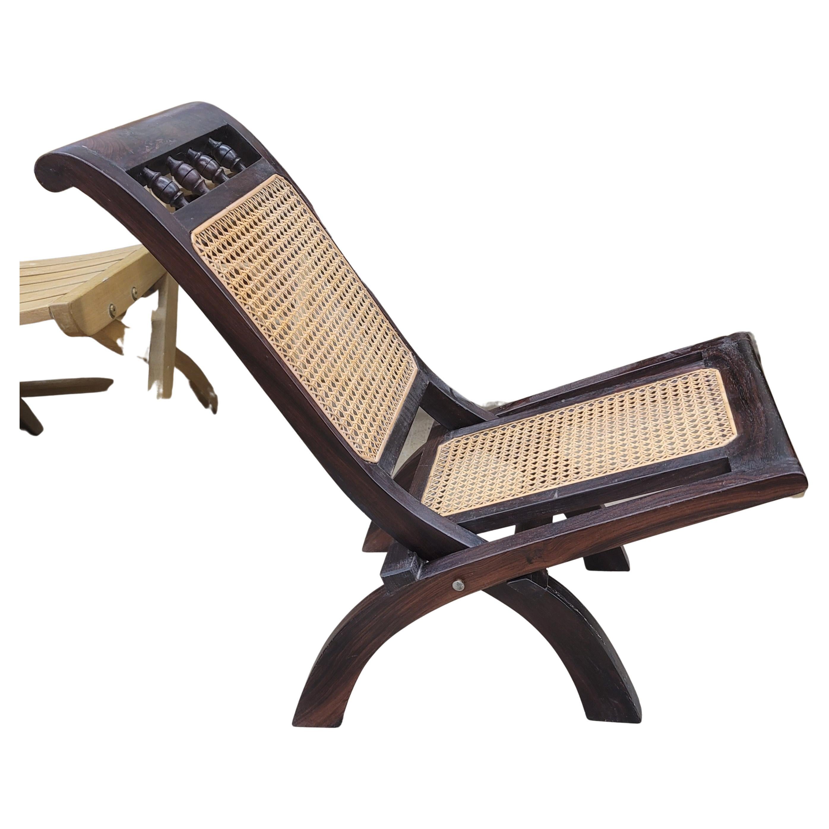 English 1920s Pair of Rosewood Cane Seat Folding Lounge Chairs For Sale