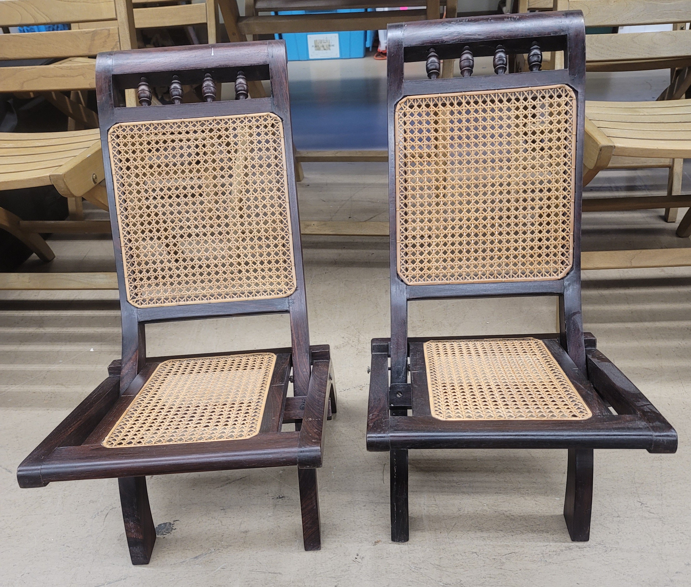 1920s Pair of Rosewood Cane Seat Folding Lounge Chairs For Sale 2