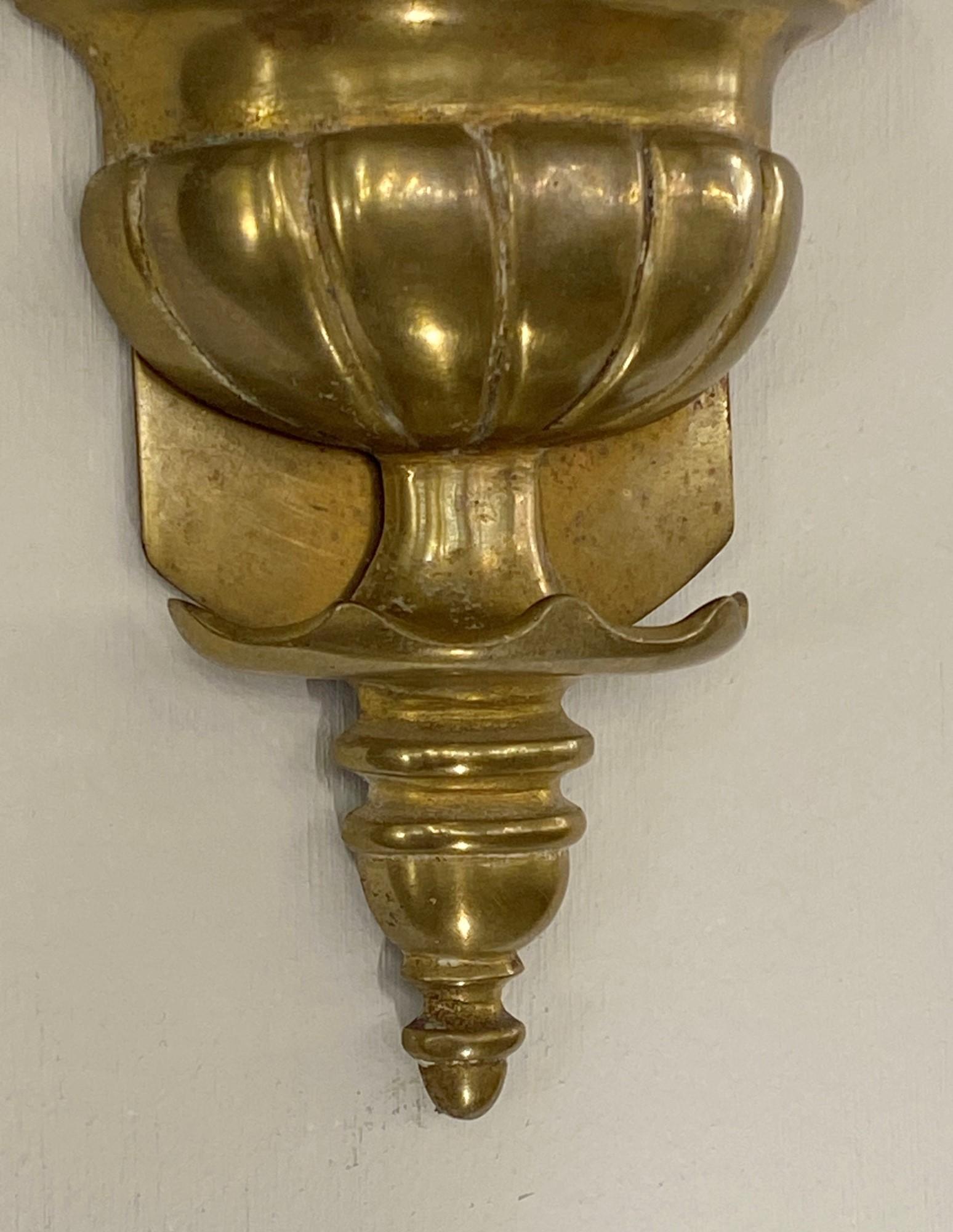 Coppia di lampade da parete in ottone a 2 bracci degli anni '20 firmate E. F. A. Caldwell In condizioni buone in vendita a New York, NY