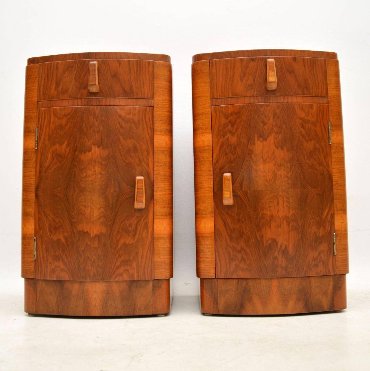 1920s Pair of Walnut Art Deco Bedside Cabinets In Excellent Condition In London, GB