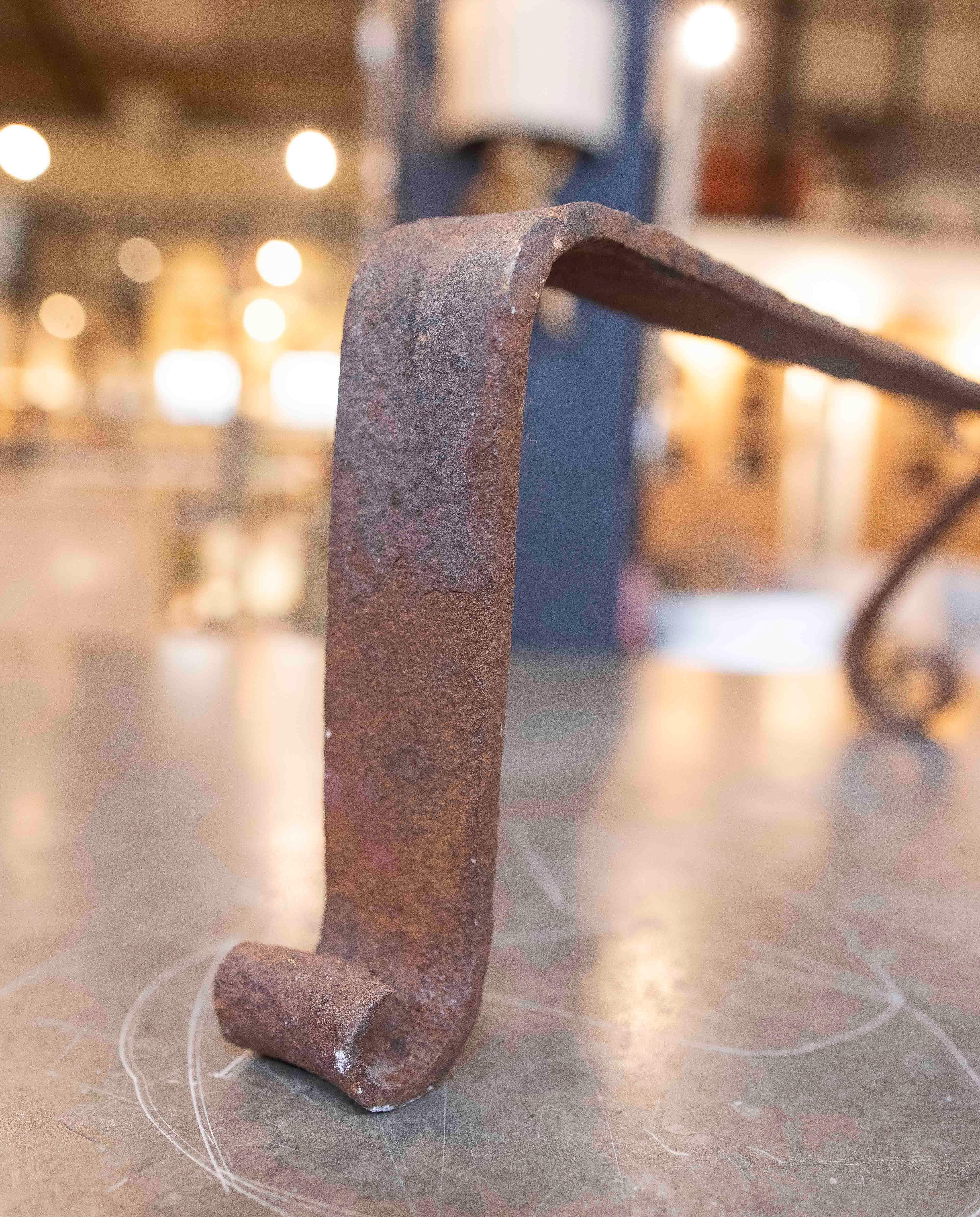 Coppia di spugnole in ferro battuto con teste di drago del 1920 in vendita 2