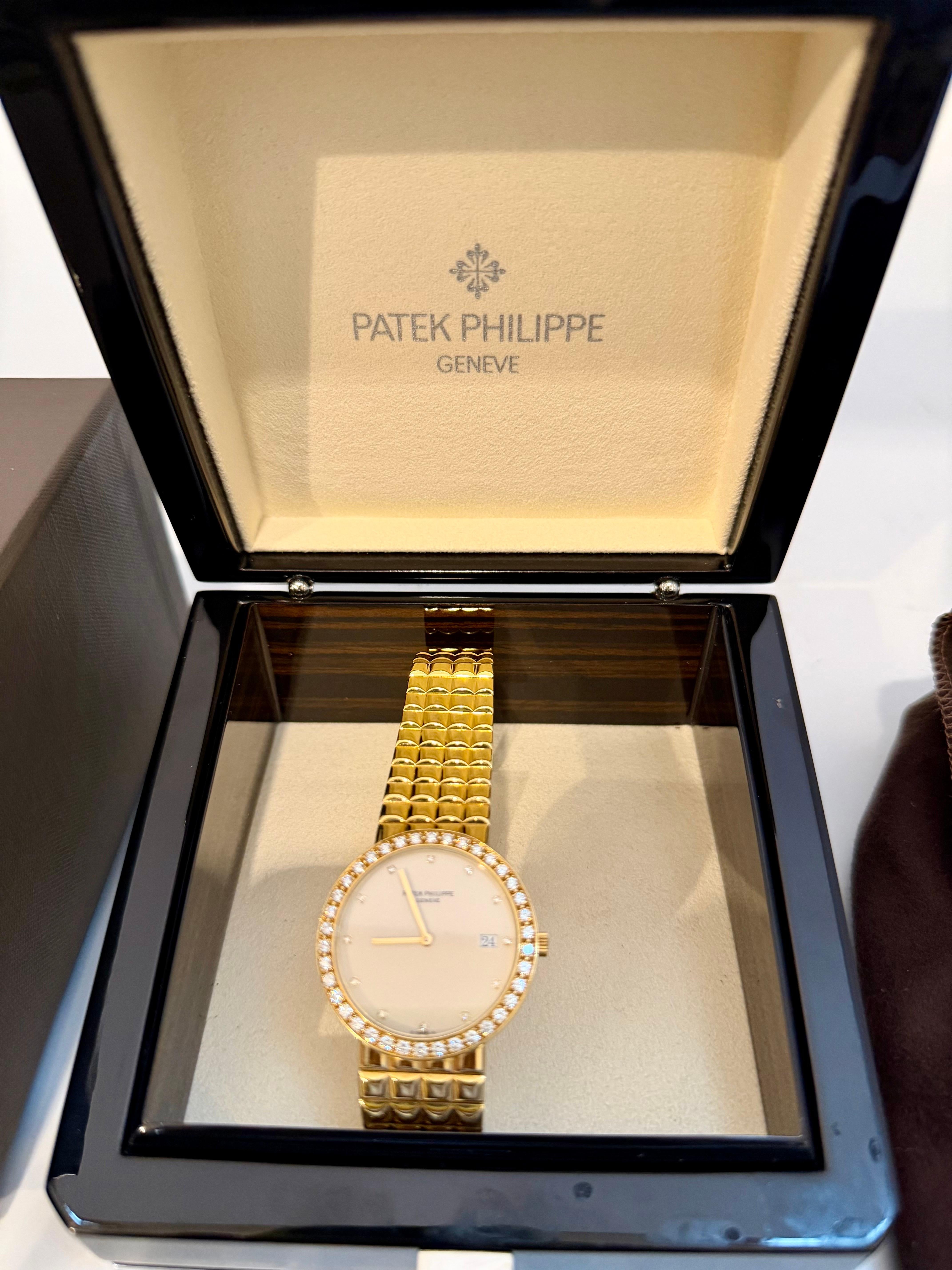 Montre Patek Philippe Vintage Unisexe, 102.7 Gm 18 Kt Yellow Gold + Diamond de 1920 dans sa boîte d'origine Patek Philippe, sa boîte extérieure et sa pochette en tissu.
Diamants d'usine d'origine 
Or jaune 18 carats 102,7 gm (l'or seul vaut 11 000