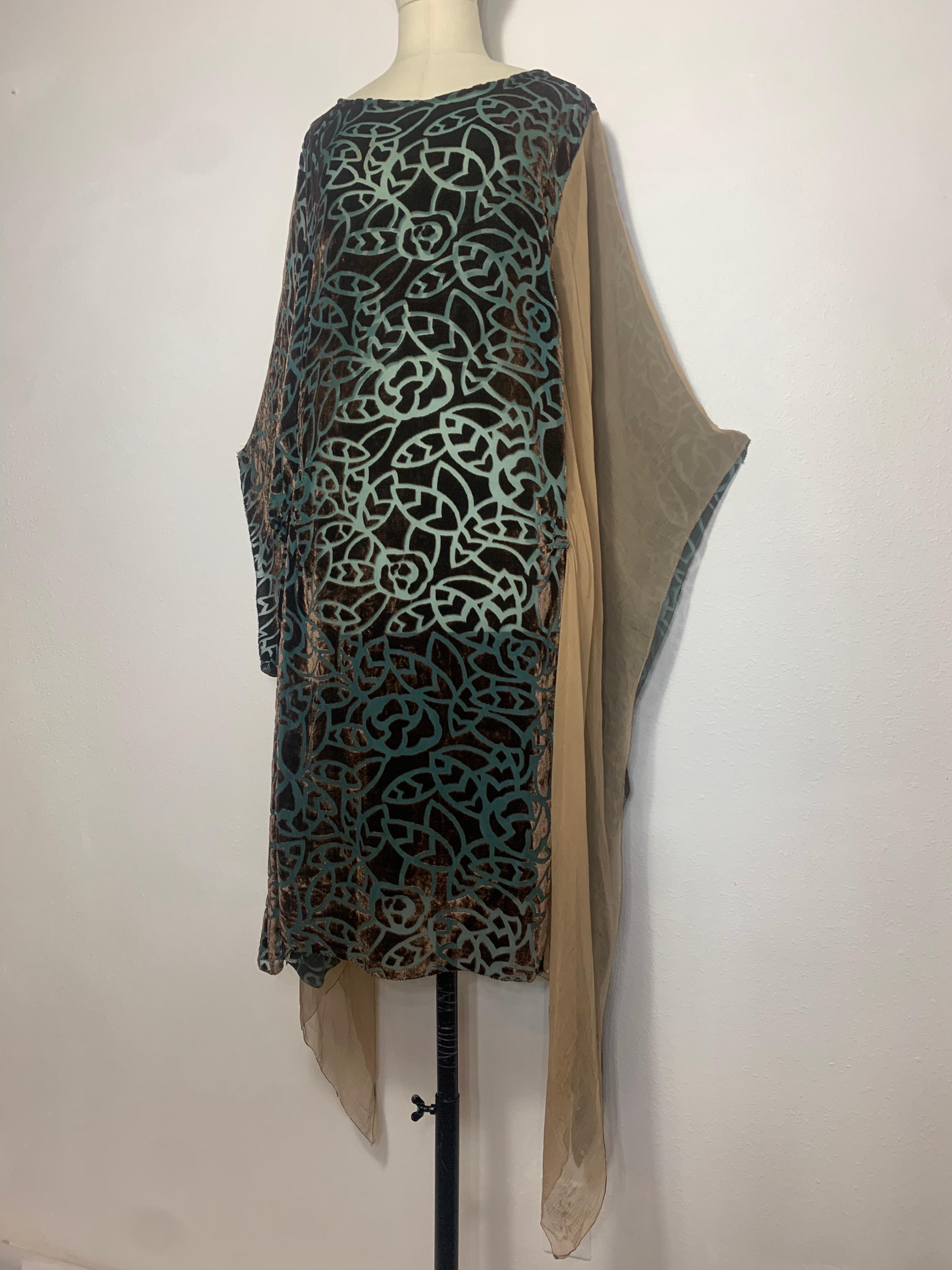 1920er Art Deco Patina Grün & Taupe Devore Samt Tunika Kleid w stilisierte Blatt-Muster:  Die ungewöhnliche Konstruktion ist auf der einen Seite geschlossen und auf der anderen Seite offen und tabellenartig.  Kimono-Ärmel. Diaphan und fließend in