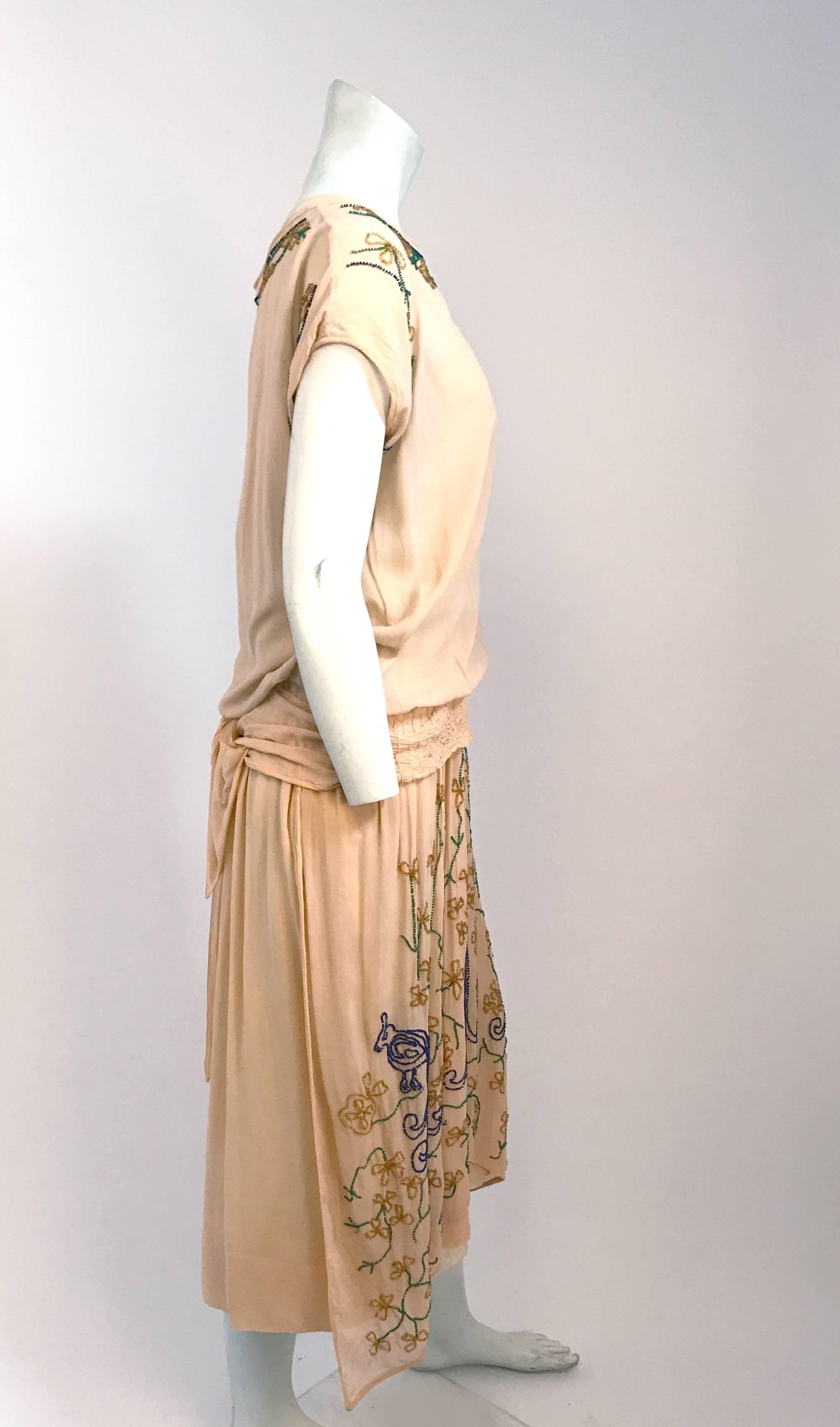 Pfirsichfarbenes Glasperlen-Kleid mit fallender Taille, 1920er Jahre  (Beige) im Angebot