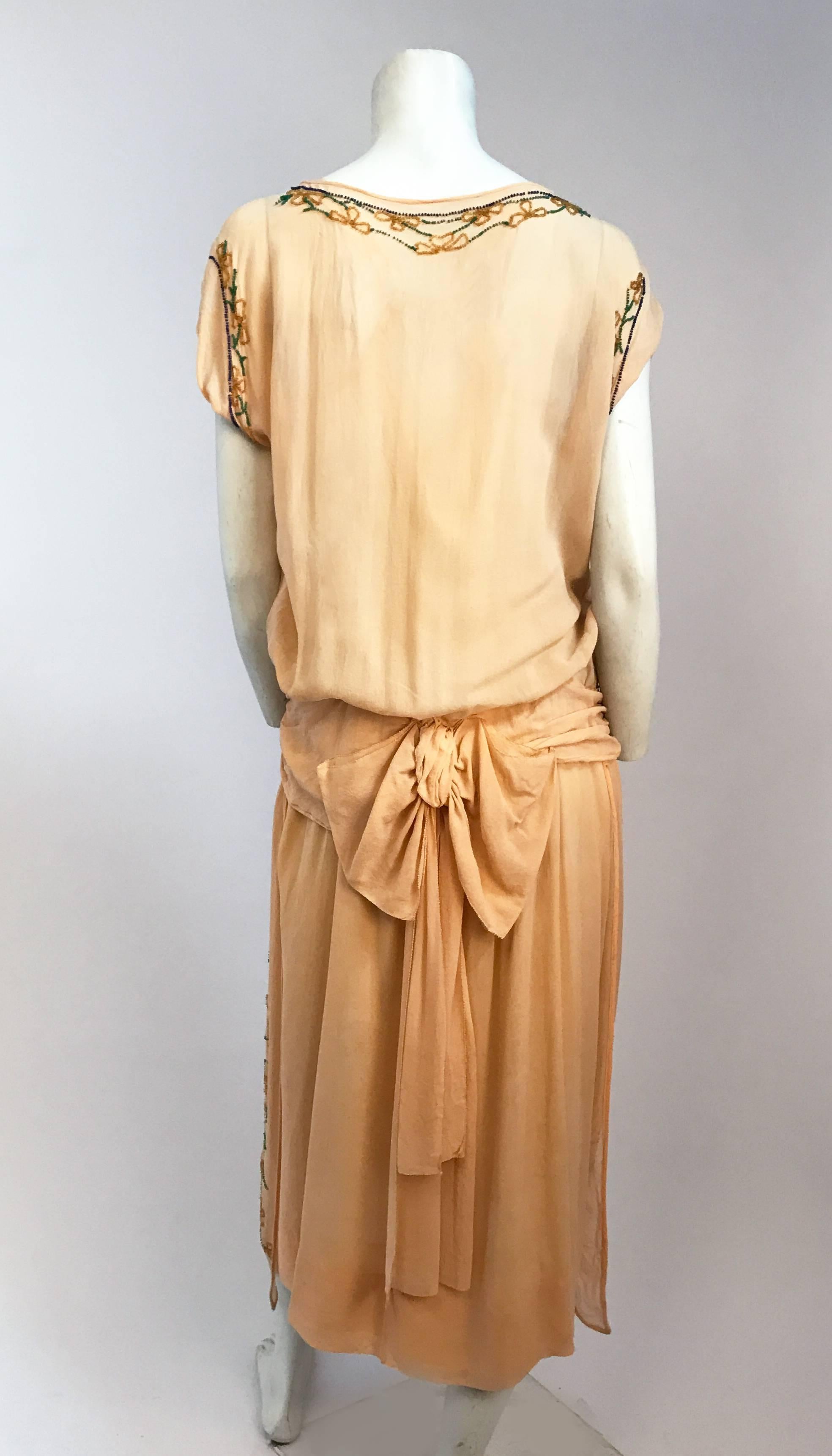 Pfirsichfarbenes Glasperlen-Kleid mit fallender Taille, 1920er Jahre  im Zustand „Gut“ im Angebot in San Francisco, CA