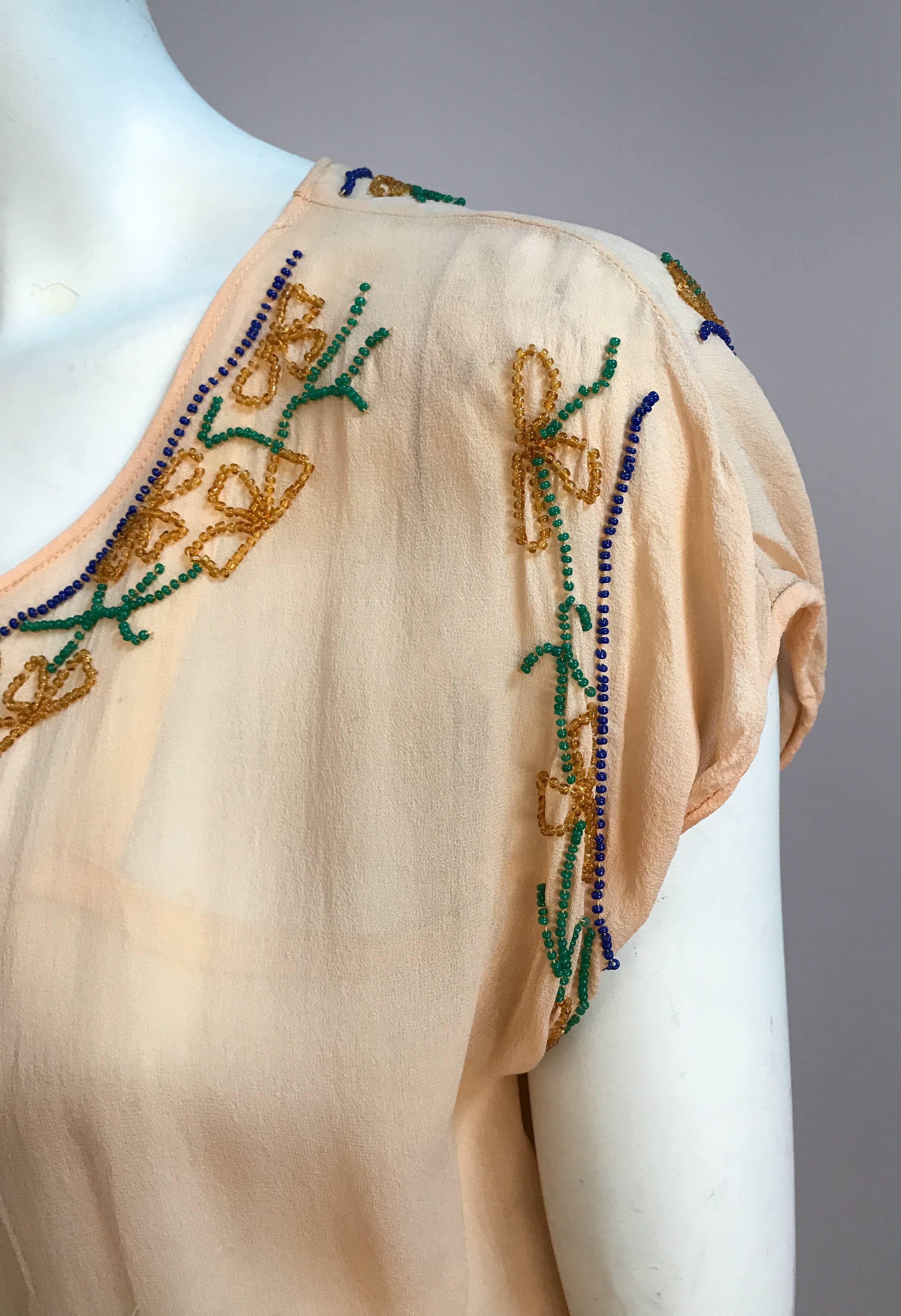 Pfirsichfarbenes Glasperlen-Kleid mit fallender Taille, 1920er Jahre  für Damen oder Herren im Angebot
