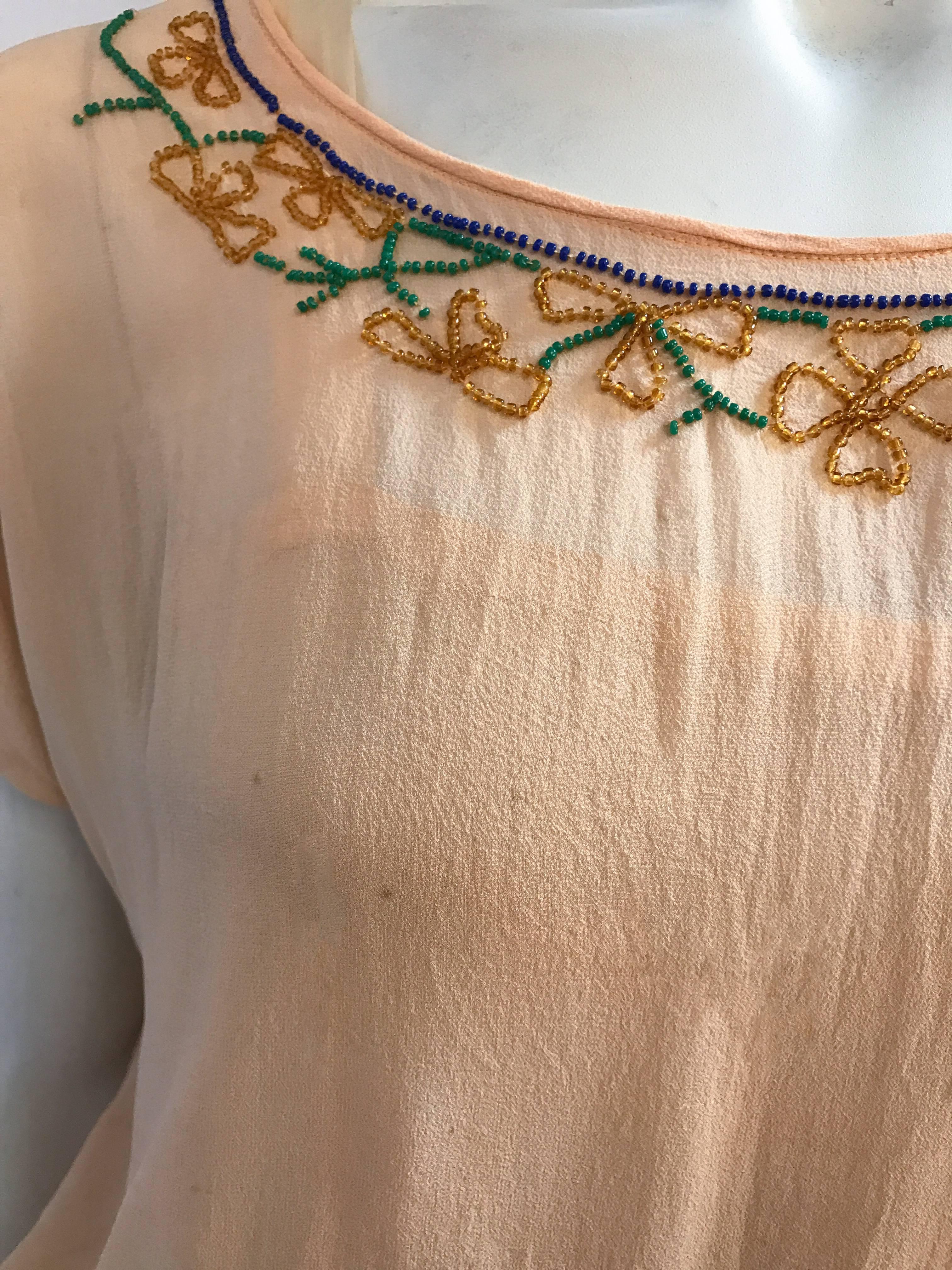 Pfirsichfarbenes Glasperlen-Kleid mit fallender Taille, 1920er Jahre  im Angebot 1