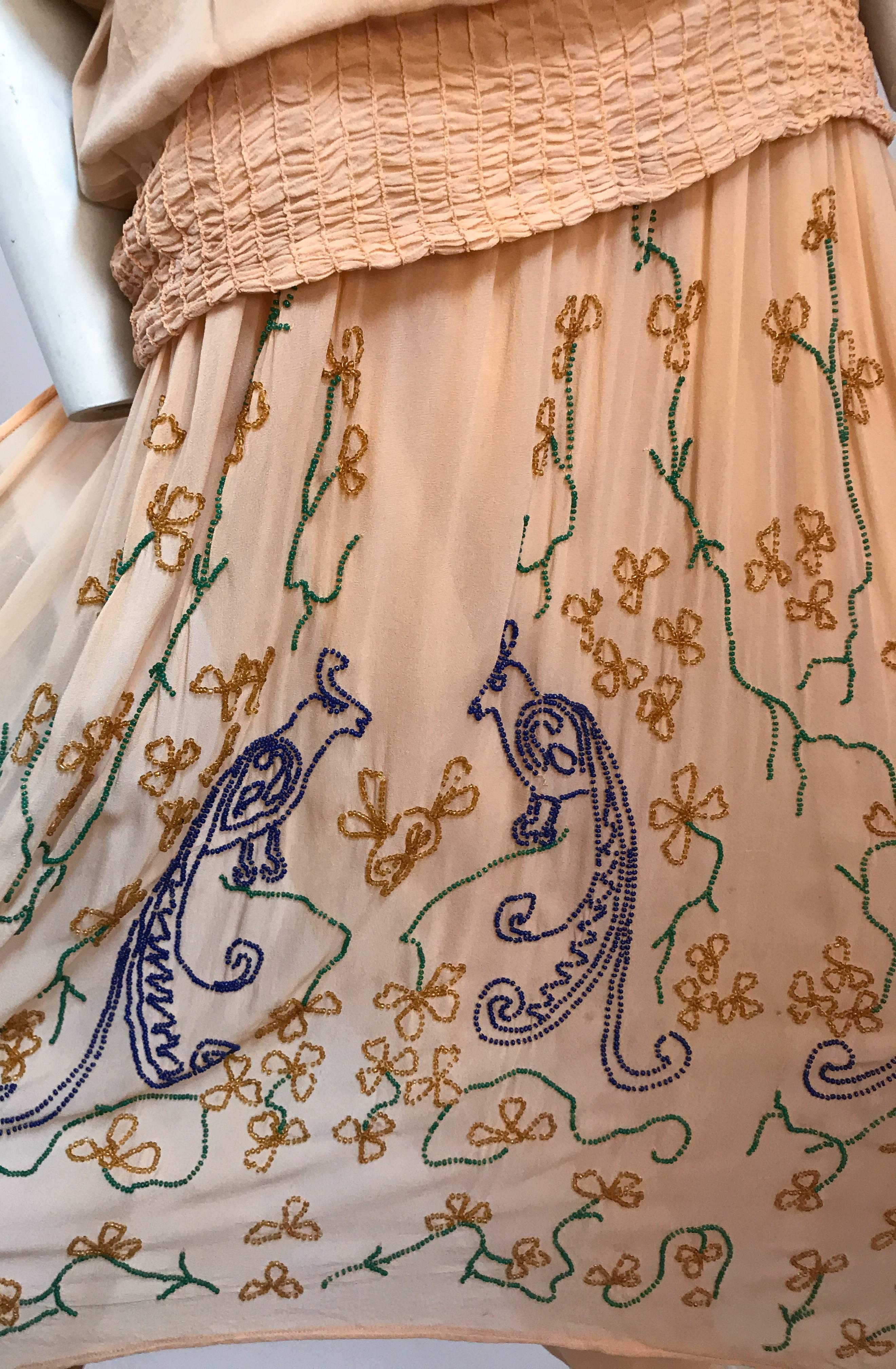 Pfirsichfarbenes Glasperlen-Kleid mit fallender Taille, 1920er Jahre  im Angebot 2