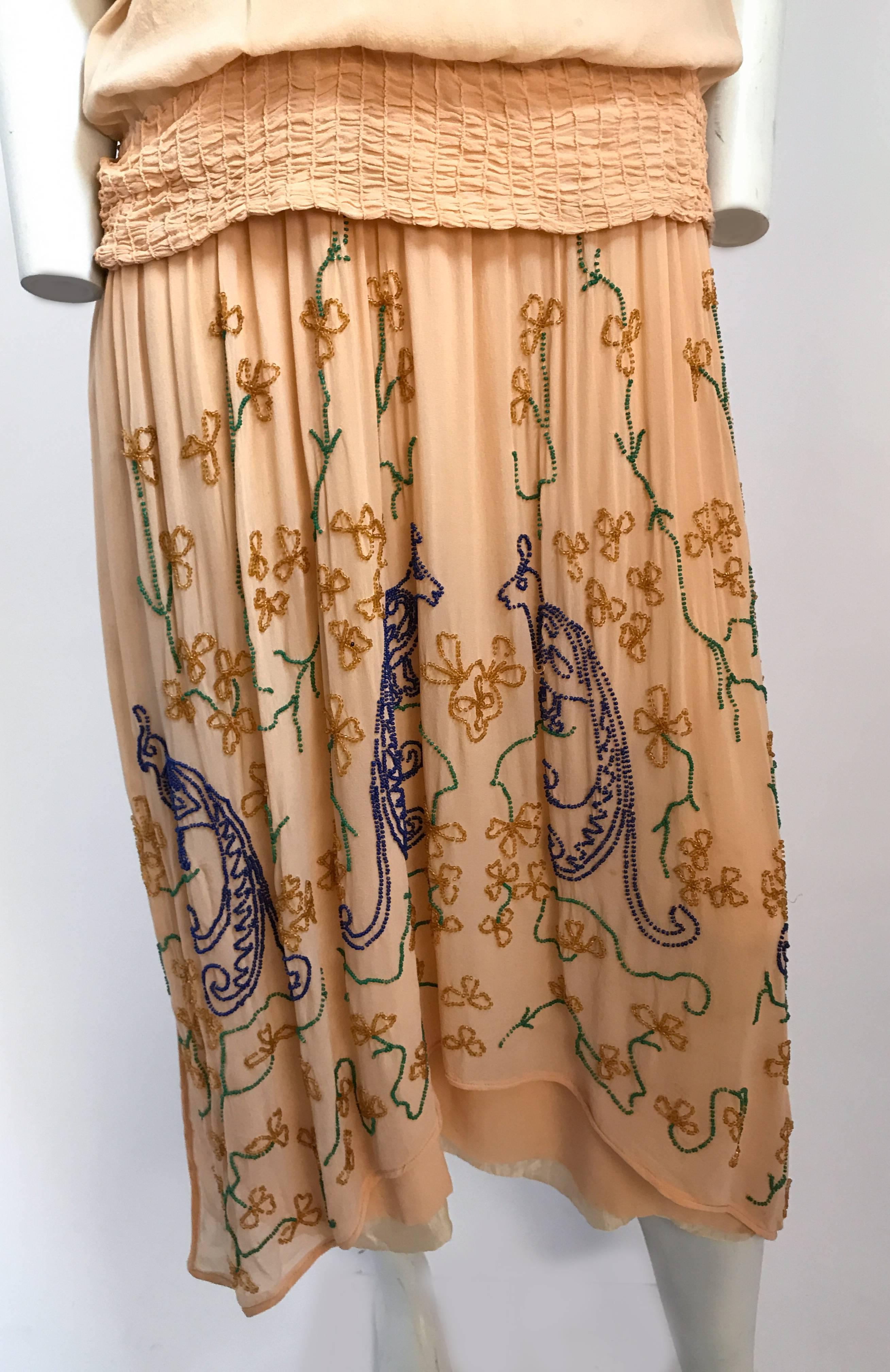 Pfirsichfarbenes Glasperlen-Kleid mit fallender Taille, 1920er Jahre  im Angebot 3