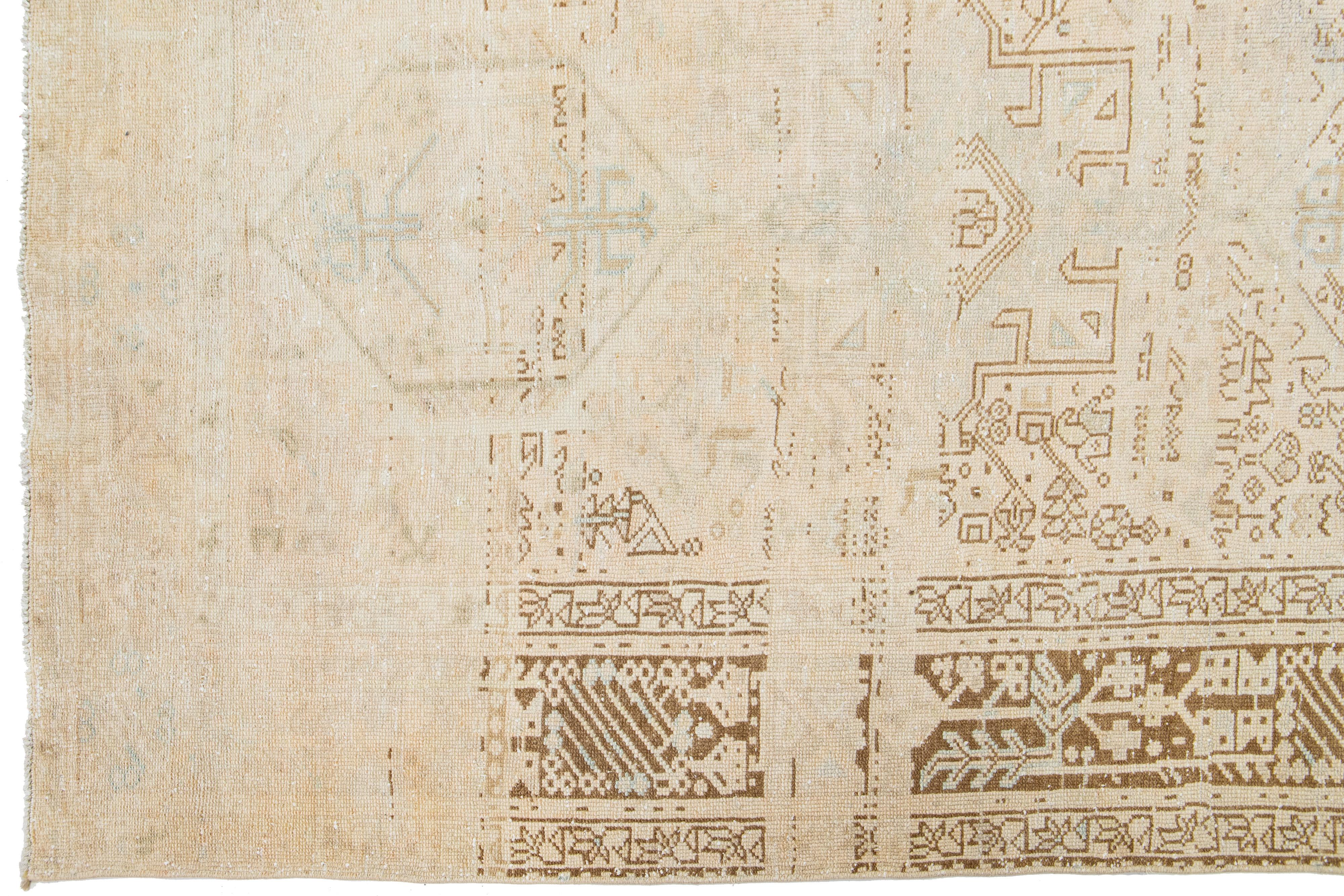 Antiker persischer Heriz-Wollteppich aus den 1920er Jahren mit einem Design in gedämpften Tönen (Handgeknüpft) im Angebot