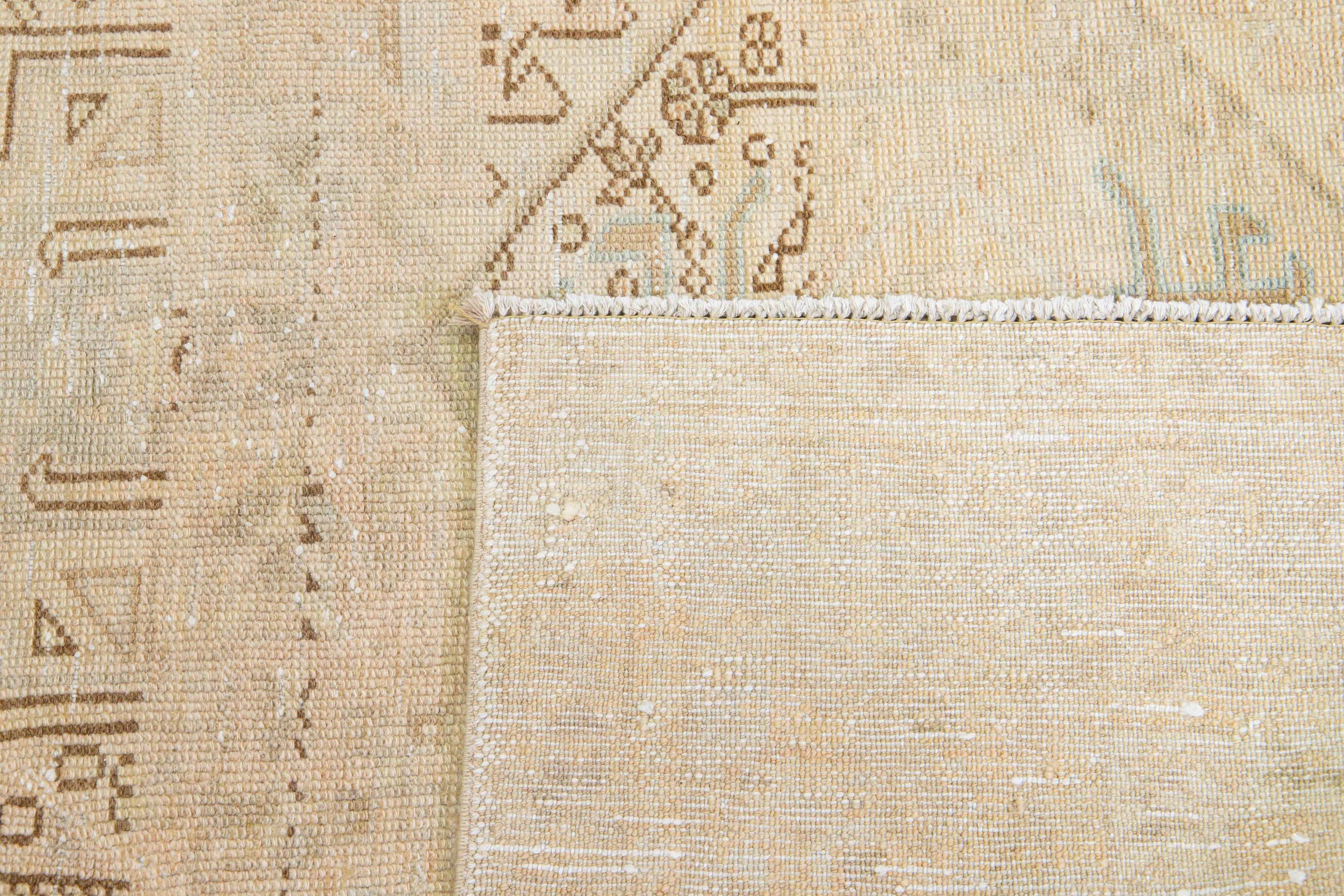Antiker persischer Heriz-Wollteppich aus den 1920er Jahren mit einem Design in gedämpften Tönen (Wolle) im Angebot