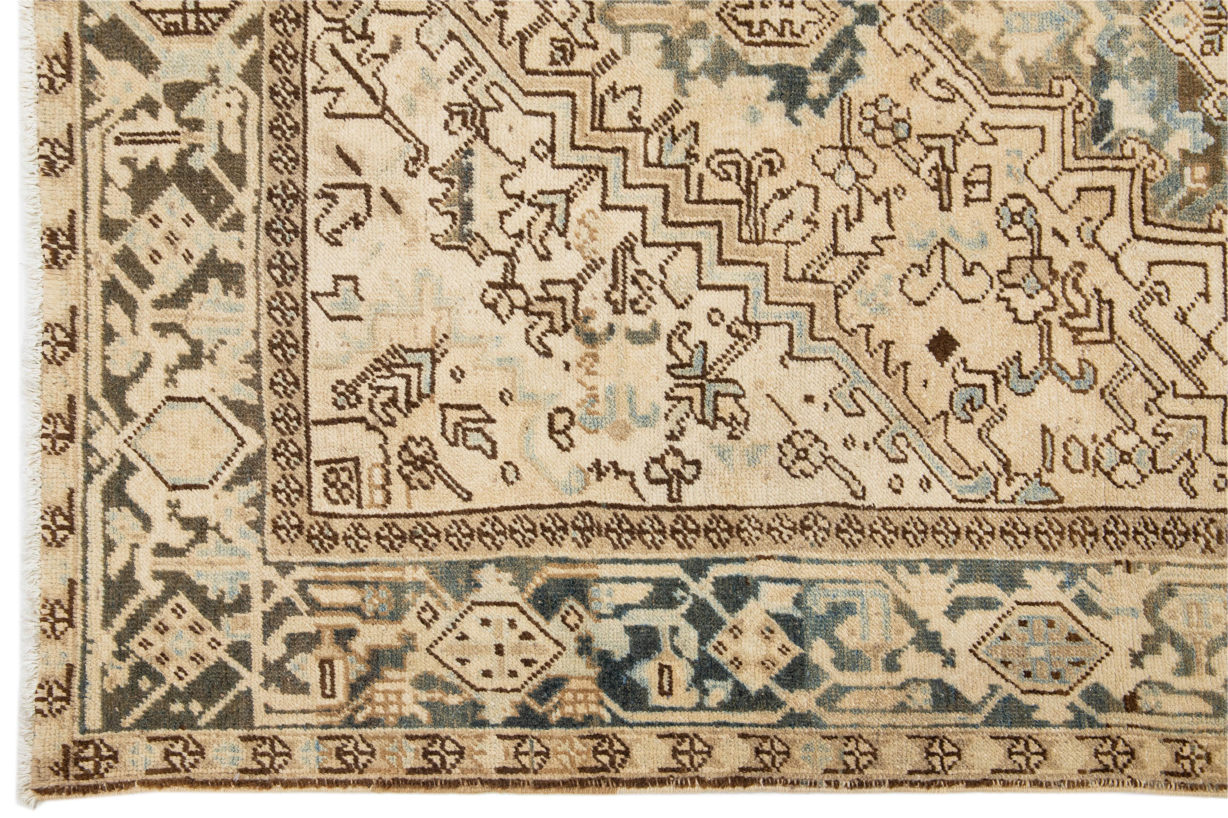 1920er Jahre Persisch Antiker Wollteppich in Beige mit Medaillon-Design  im Angebot 1