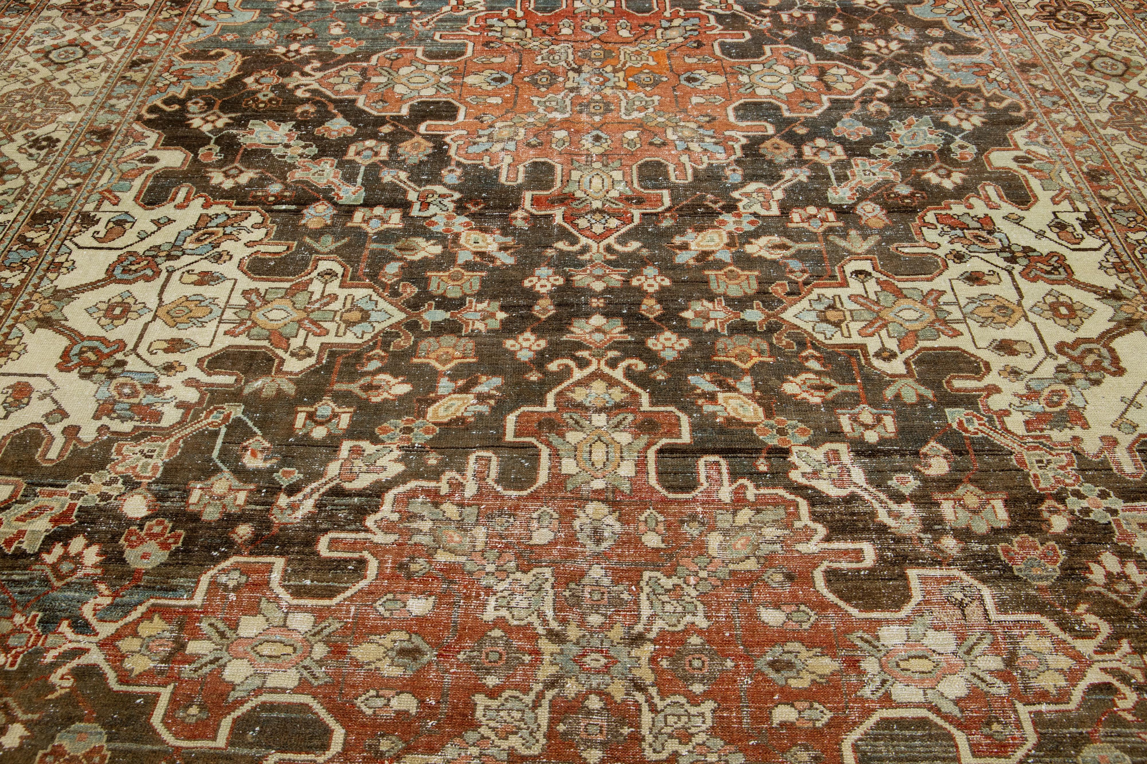 Tappeto persiano Bakhtiari anni '20 in lana rossa con motivo floreale multicolore In condizioni buone in vendita a Norwalk, CT