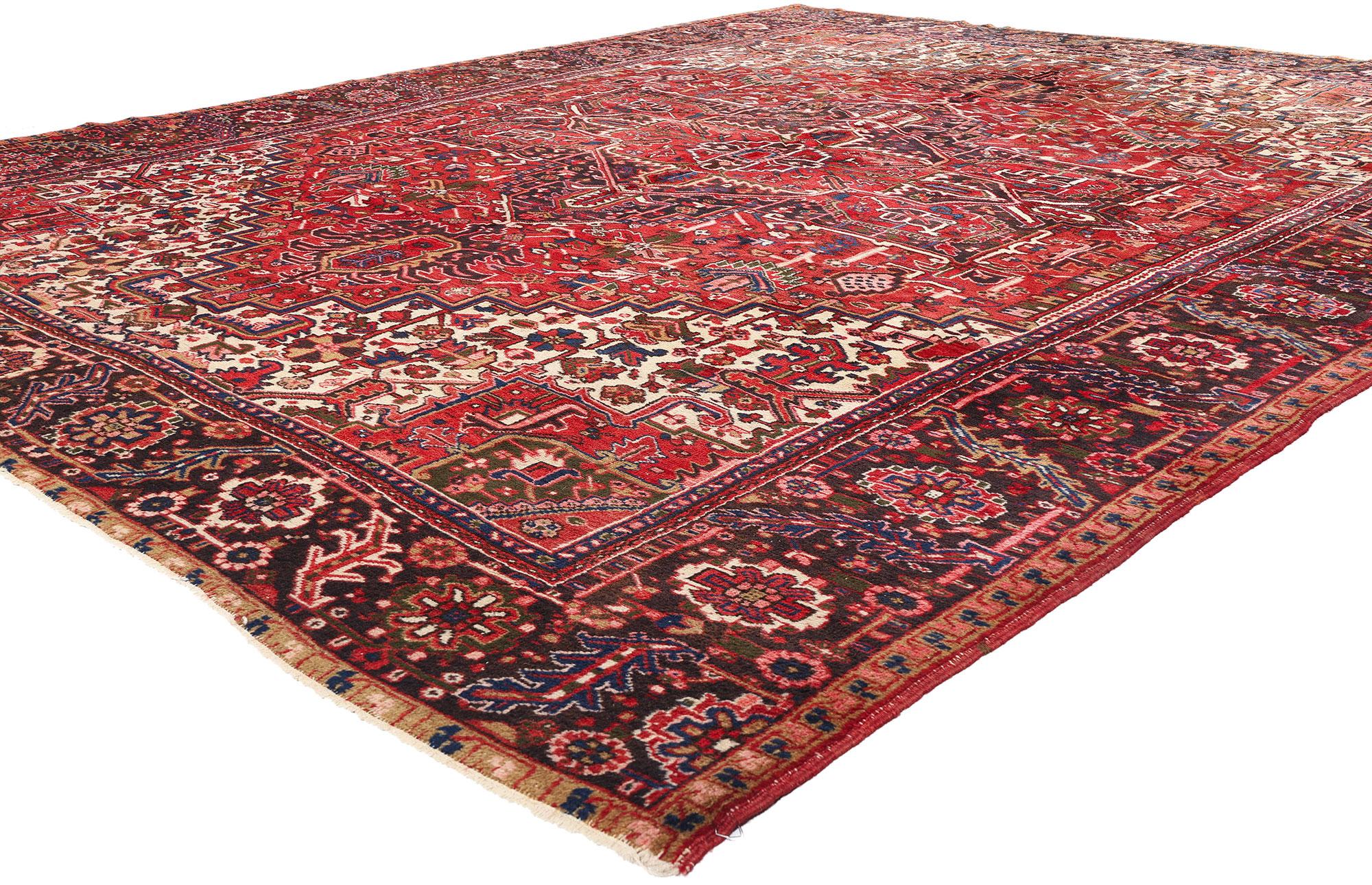79152 Tappeto Heriz persiano antico, 11'07 x 14'01. Questo antico tappeto persiano Heriz, annodato a mano in lana, mette in mostra la notevole abilità artistica e il patrimonio dell'Iran nord-occidentale, irradiando un fascino senza tempo e un