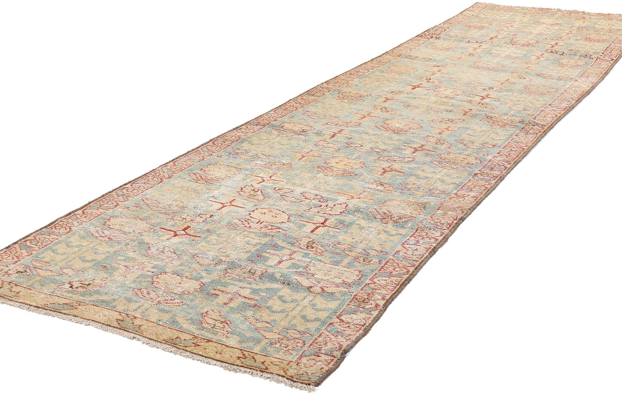 61345 Tappeto Malayer Antico Distressed Runner, 02'06 x 09'09. Evocando un senso di sensibilità rustica e di lusso rilassato, questo tappeto persiano antico Malayer annodato a mano in lana e con segni di distorsione racconta una storia di