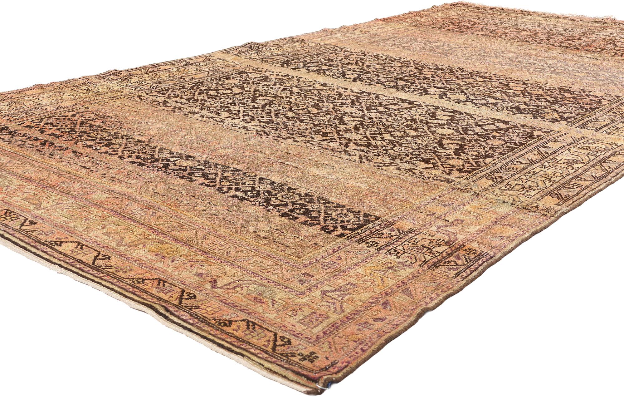 76510 Tappeto antico persiano Malayer, 06'10 x 13'00. Questo antico tappeto persiano Malayer in lana annodato a mano è un'affascinante testimonianza dell'arte della tradizione tessile. Il suo campo riccamente abraso è ornato da un disegno Herati