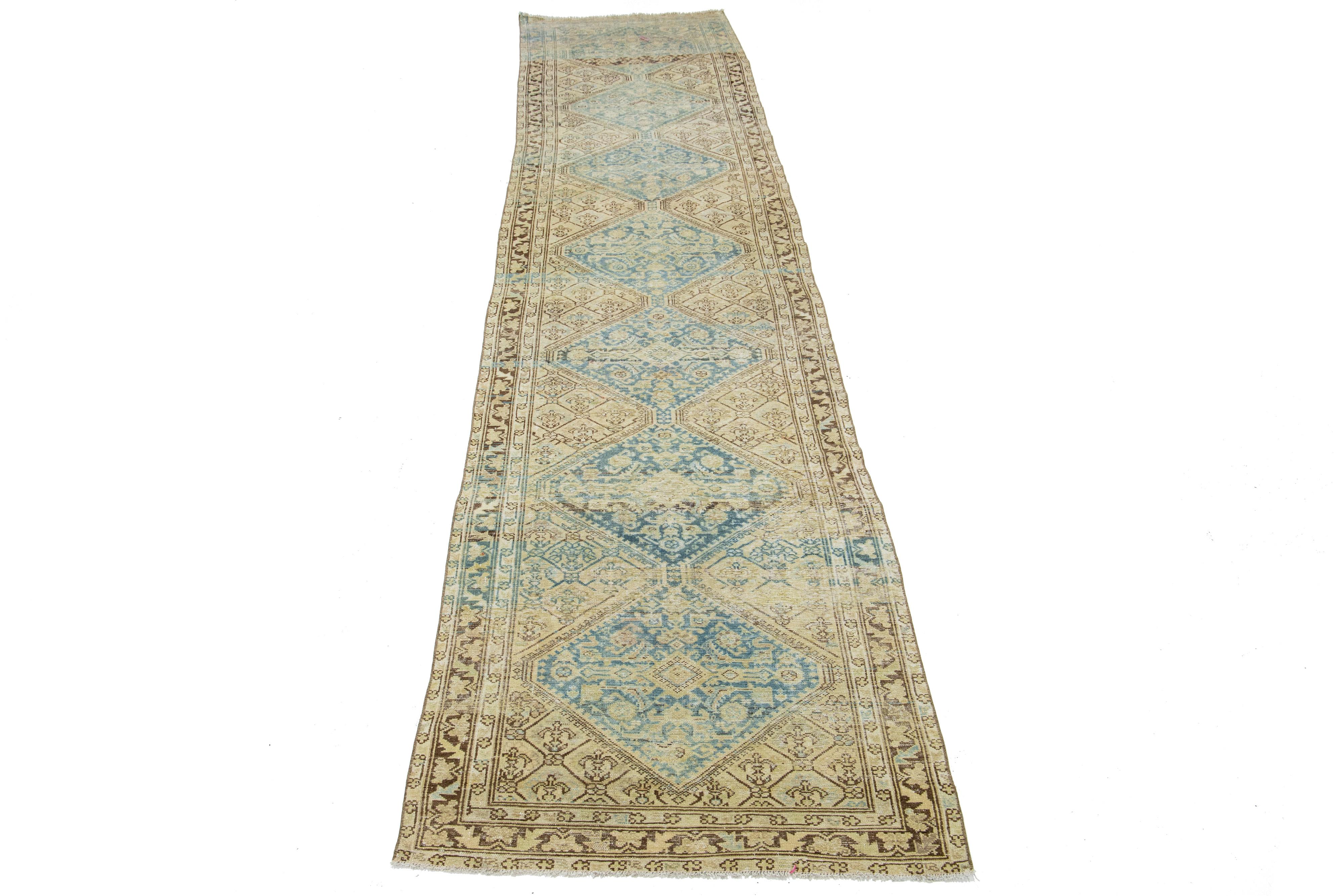 Magnifique ancien tapis de course persan Malayer avec un champ beige. Cette pièce a des accents bleu clair avec un motif floral tribal. 

Ce tapis mesure 3'3