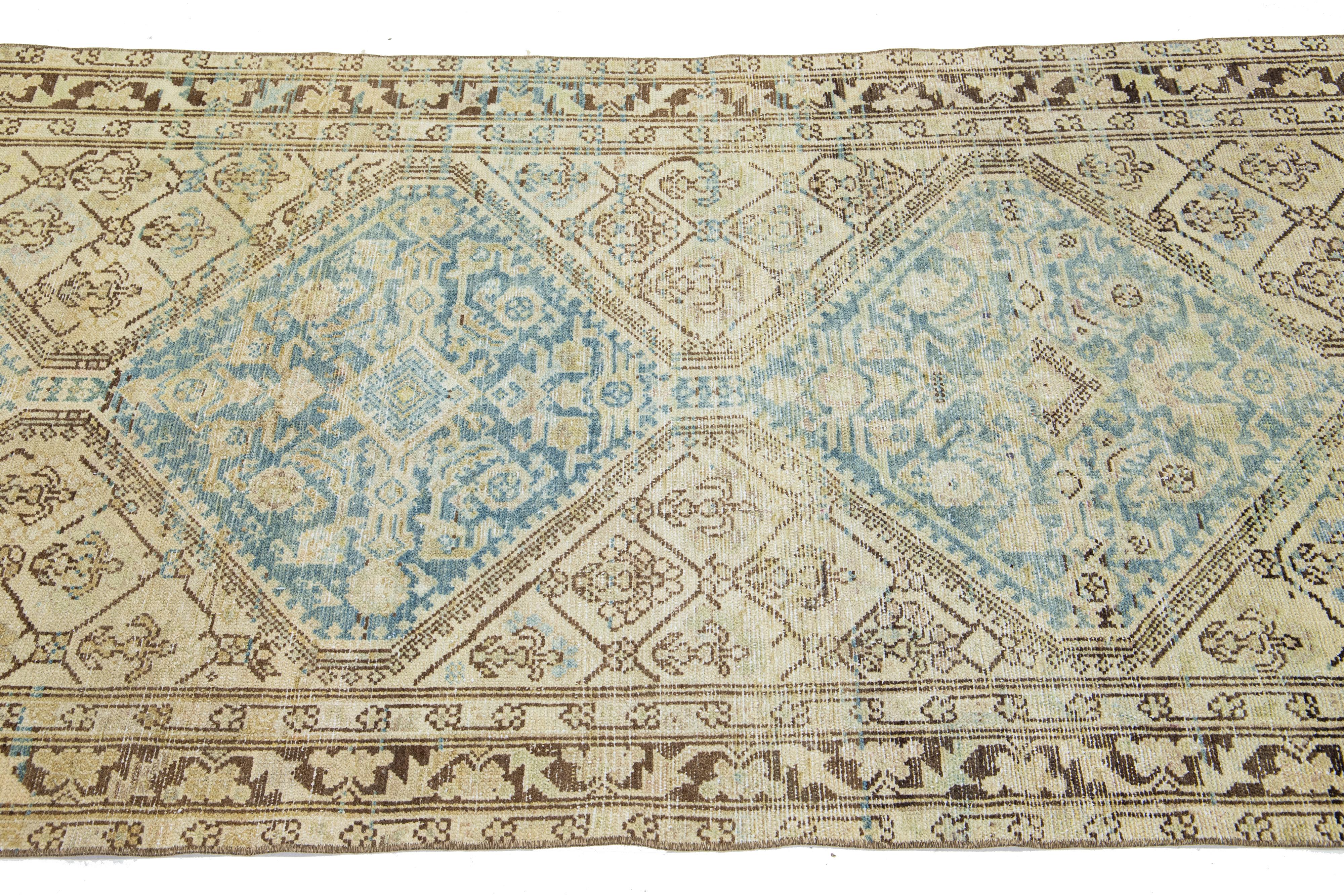 Noué à la main Tapis de couloir persan Malayer des années 1920 avec motif tribal en bleu en vente