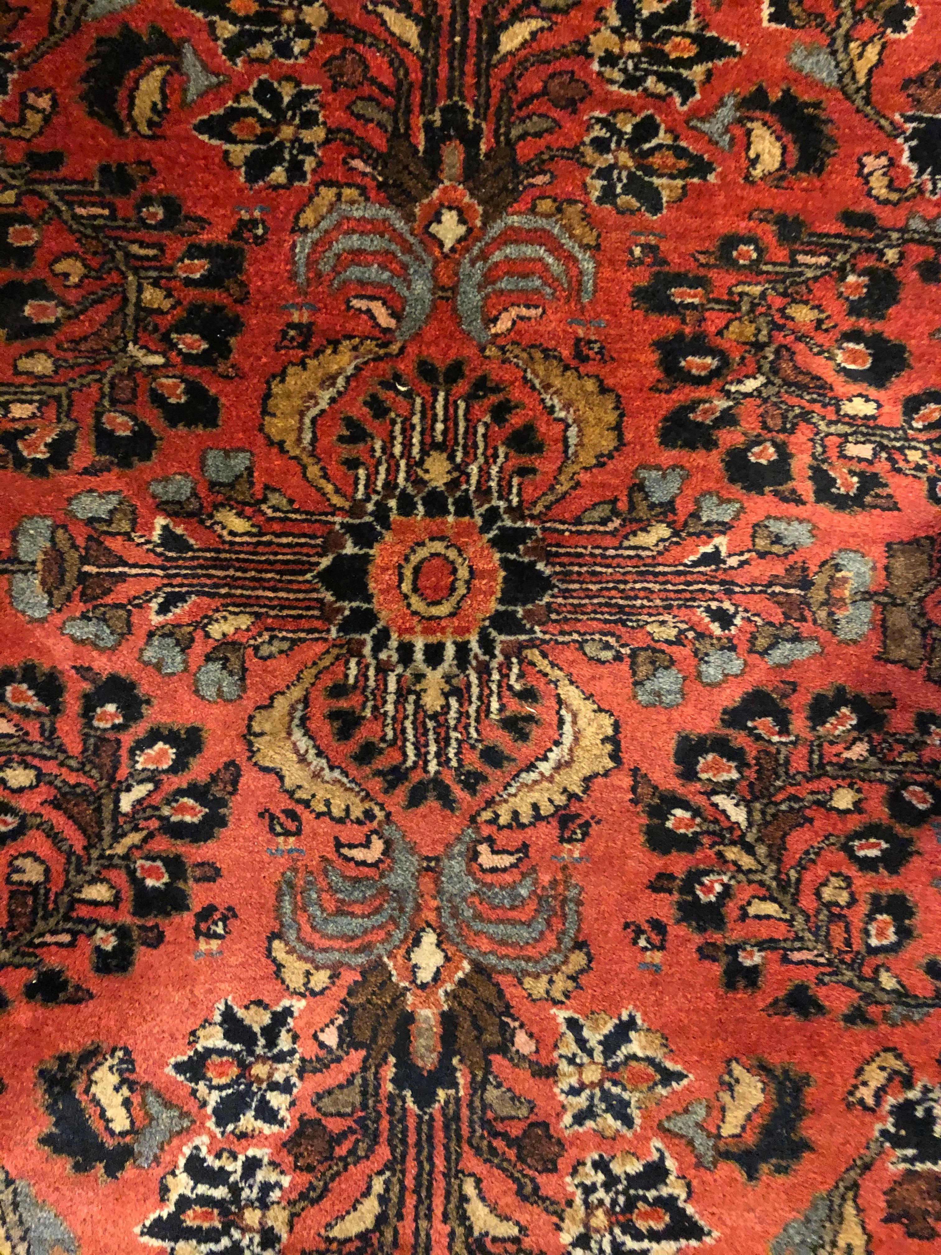 1920s Persian Sarouk rug

A fine rectangular medium size Sarouk rug featuring intricate details in a beautiful coral tone with black and blue.
 
Dimensions: 62