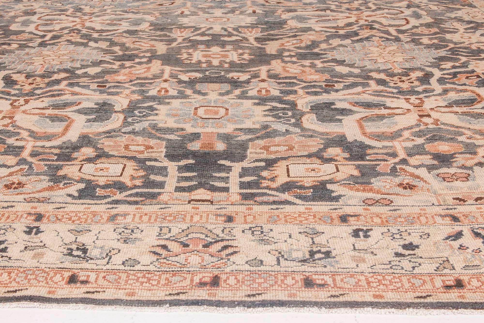 1920s Persian Sultanabad Handwoven Wool Rug In Good Condition For Sale In New York, NY