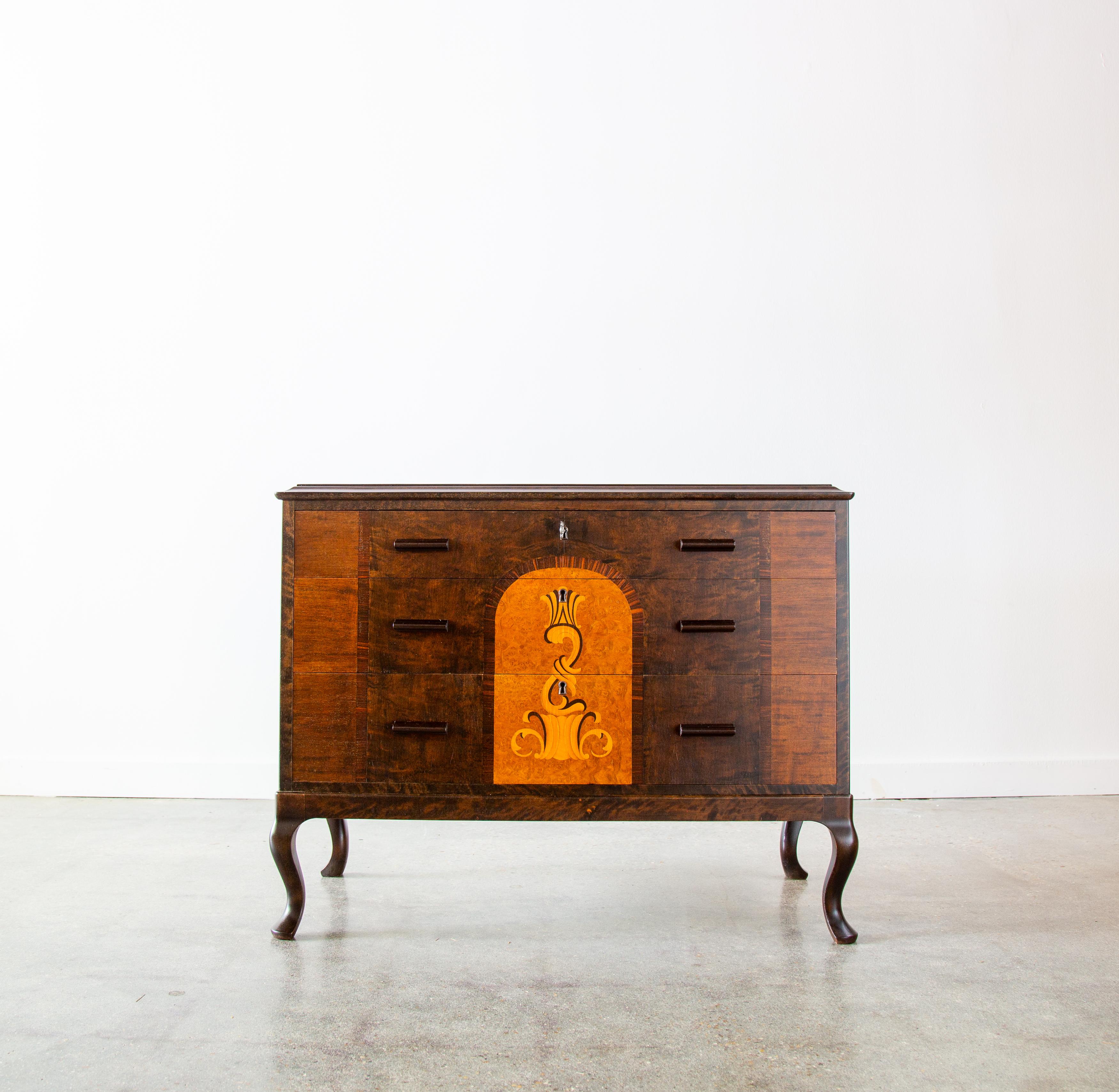 Suédois Petit meuble suédois marqueté à 3 tiroirs avec clé Carl Malmsten des années 1920 en vente